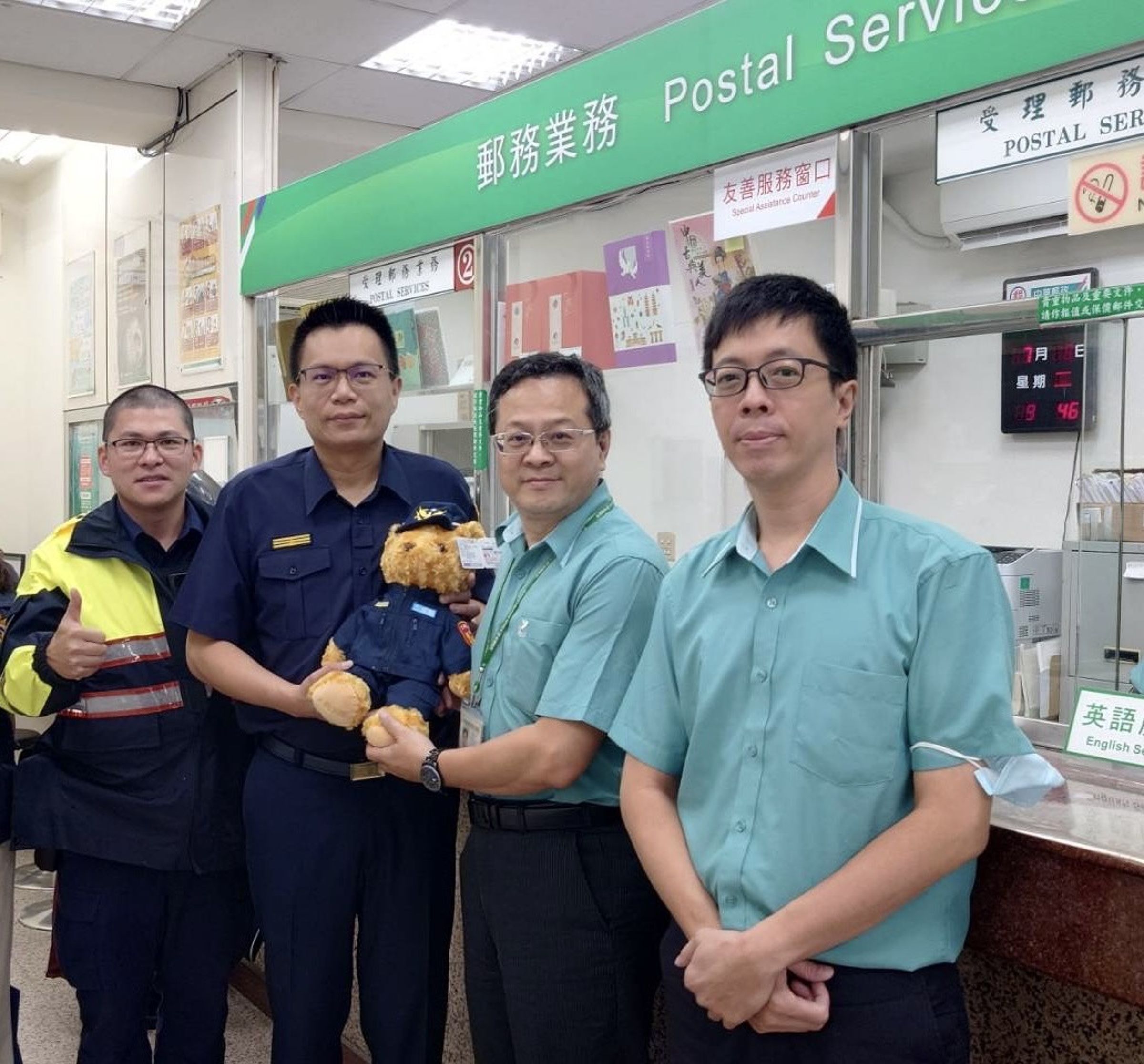 新北市政府警察局土城分局深入轄內各大金融機構，上半年攔阻114件詐騙。（土城分局提供）