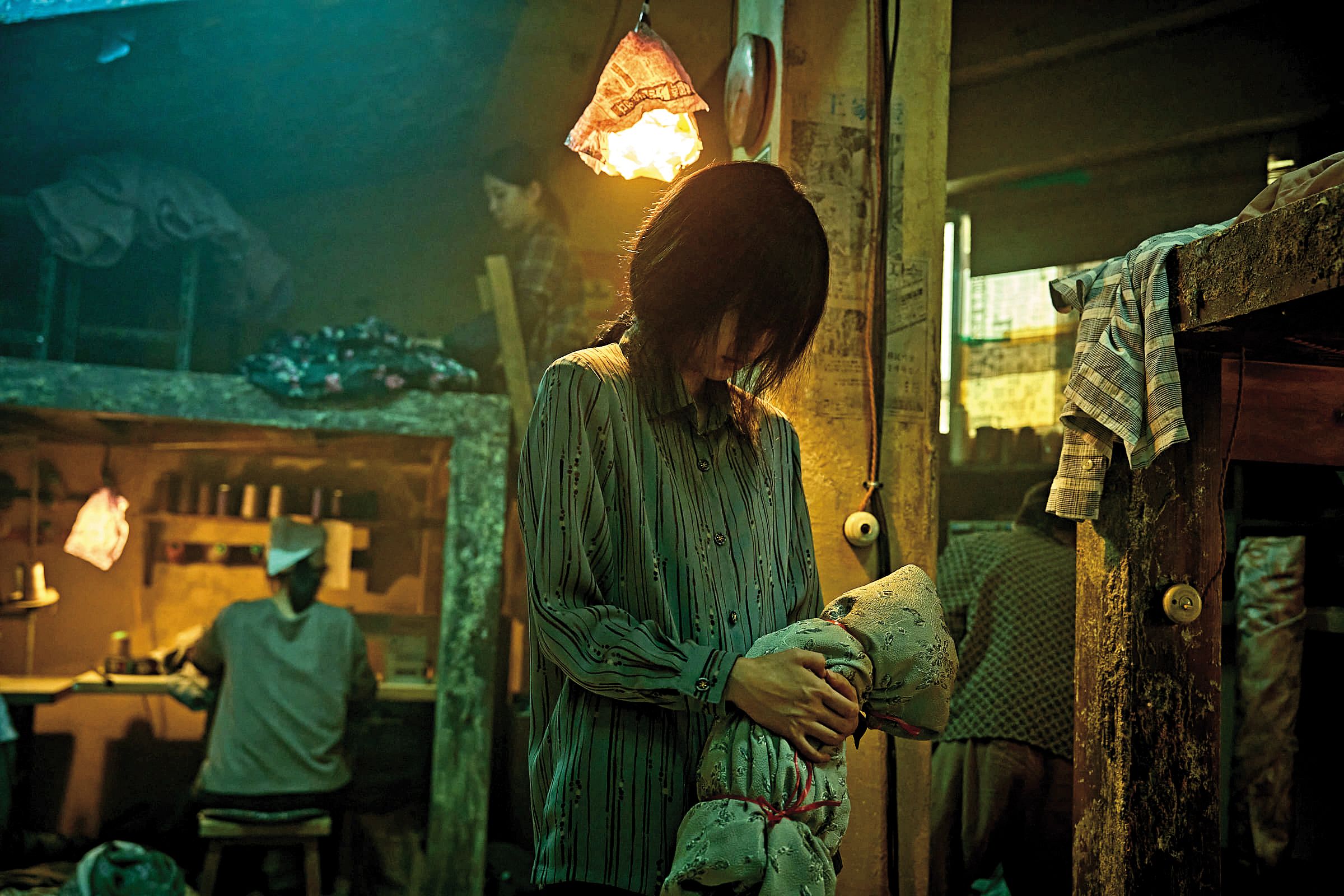 申鉉彬飾演傳說中「長得不好看」的母親，全片皆未露臉。（壹壹喜喜提供）