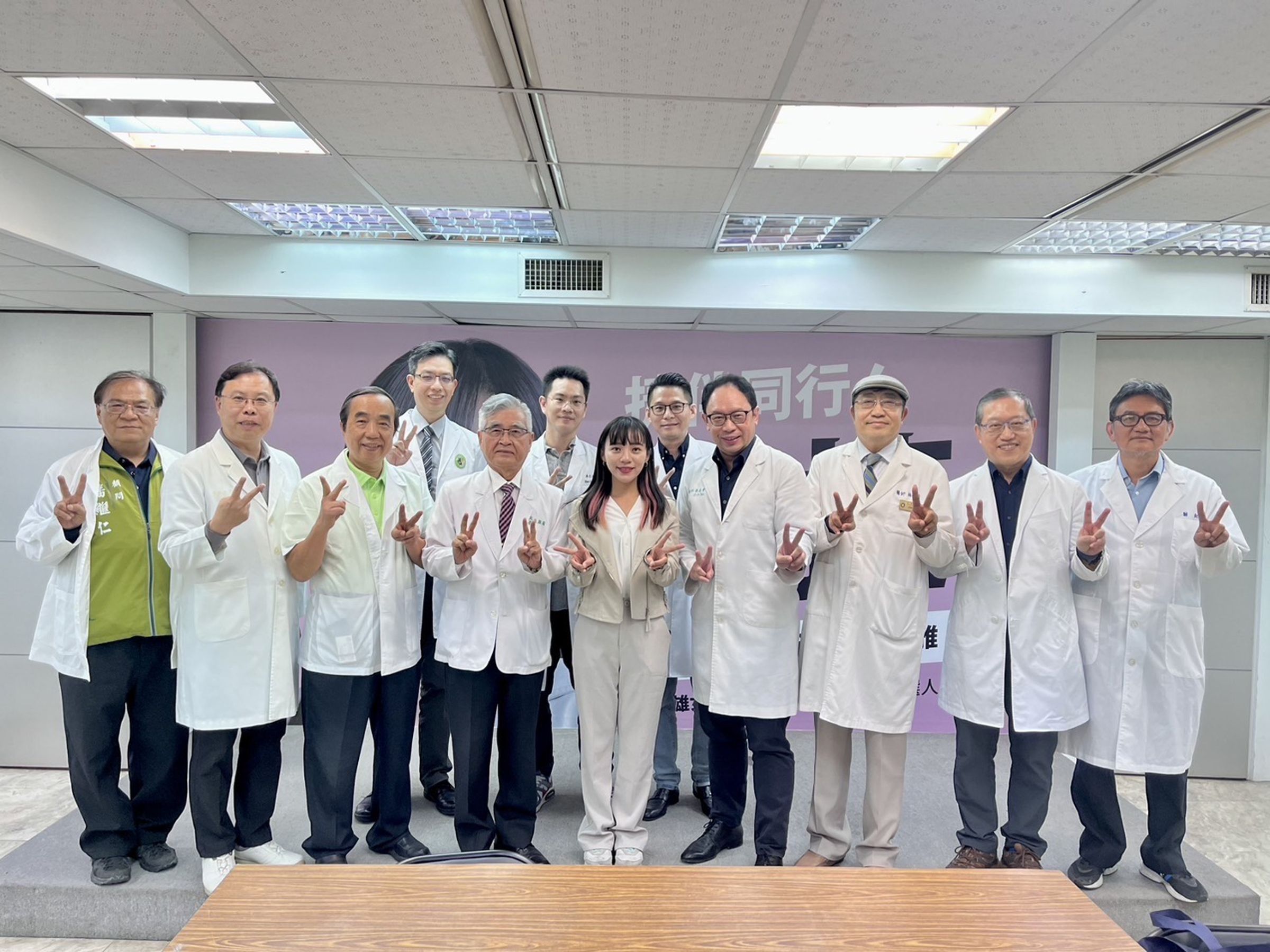 高雄市醫師公會今日到立委候選人黃捷競選總部,替她加油打氣。(翻攝黃捷臉書)