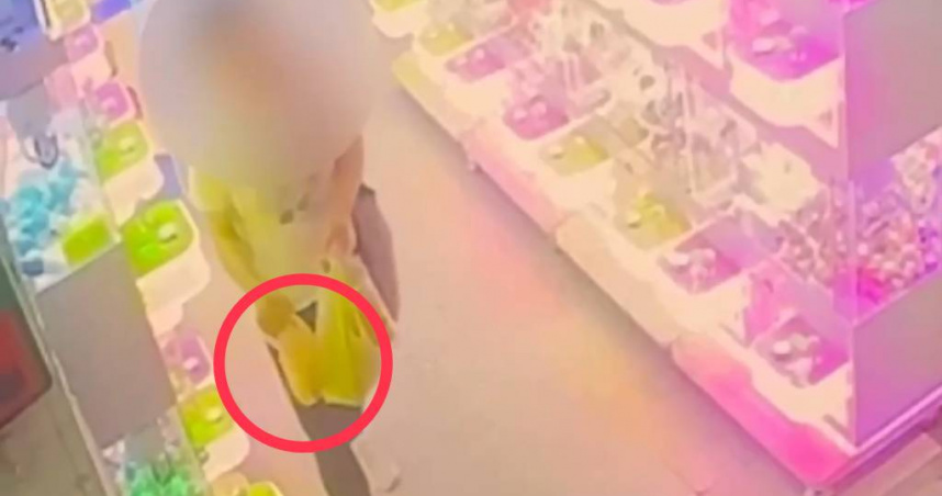 珍奶的魅力好大！女子僅是玩個夾娃娃機，將飲料放置一旁的機台上，轉頭就被偷了。（翻攝畫面）
