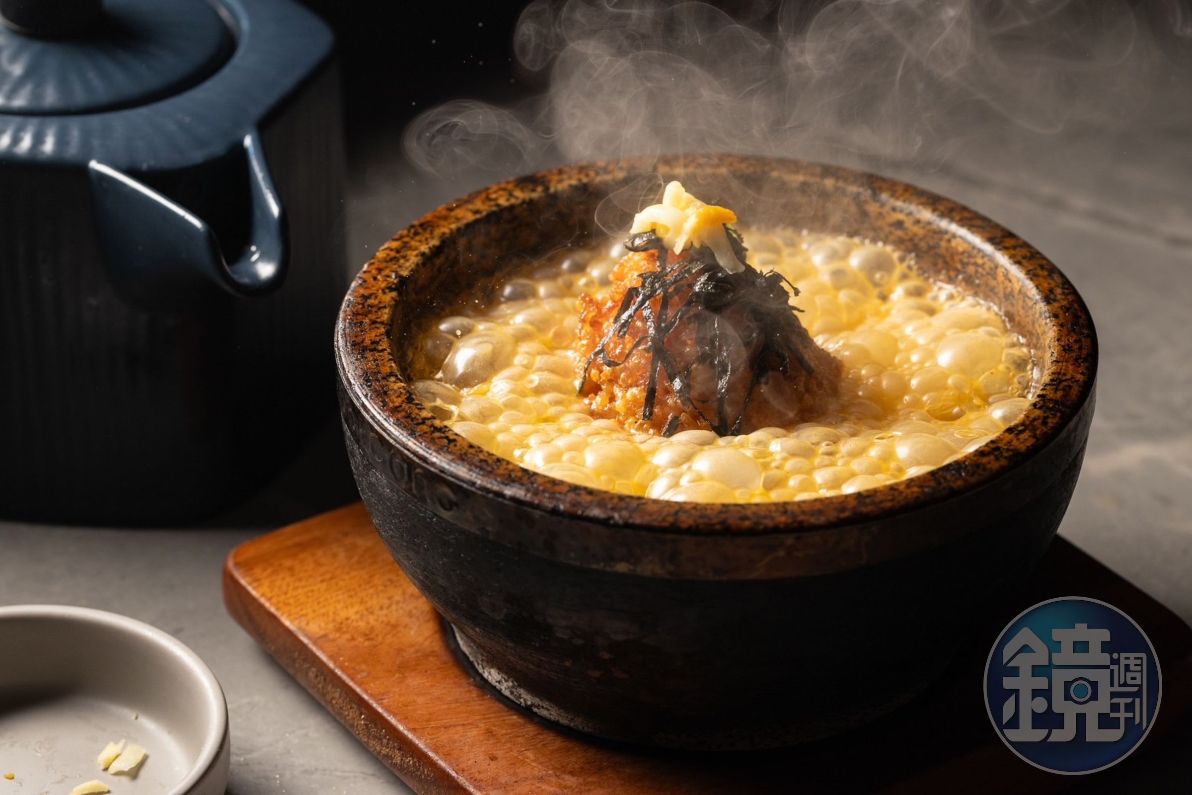 「火山爆發烤飯糰」是將特製湯底倒入裝有烤飯糰的熱石鍋中,打造出瞬間煙霧瀰漫的戲劇效果。(套餐可加價更換79元/份)
