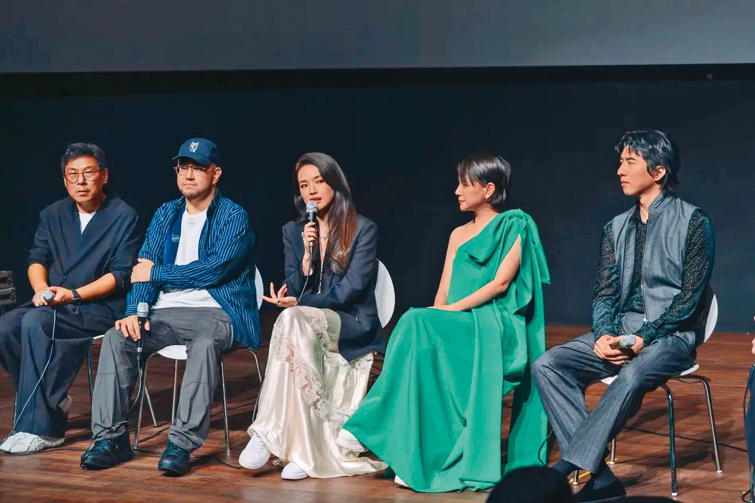 《回魂計》入選本屆釜山影展,演員傅孟柏(右起)、李心潔和舒淇,偕導演陳正道、許肇任出席映後座談。