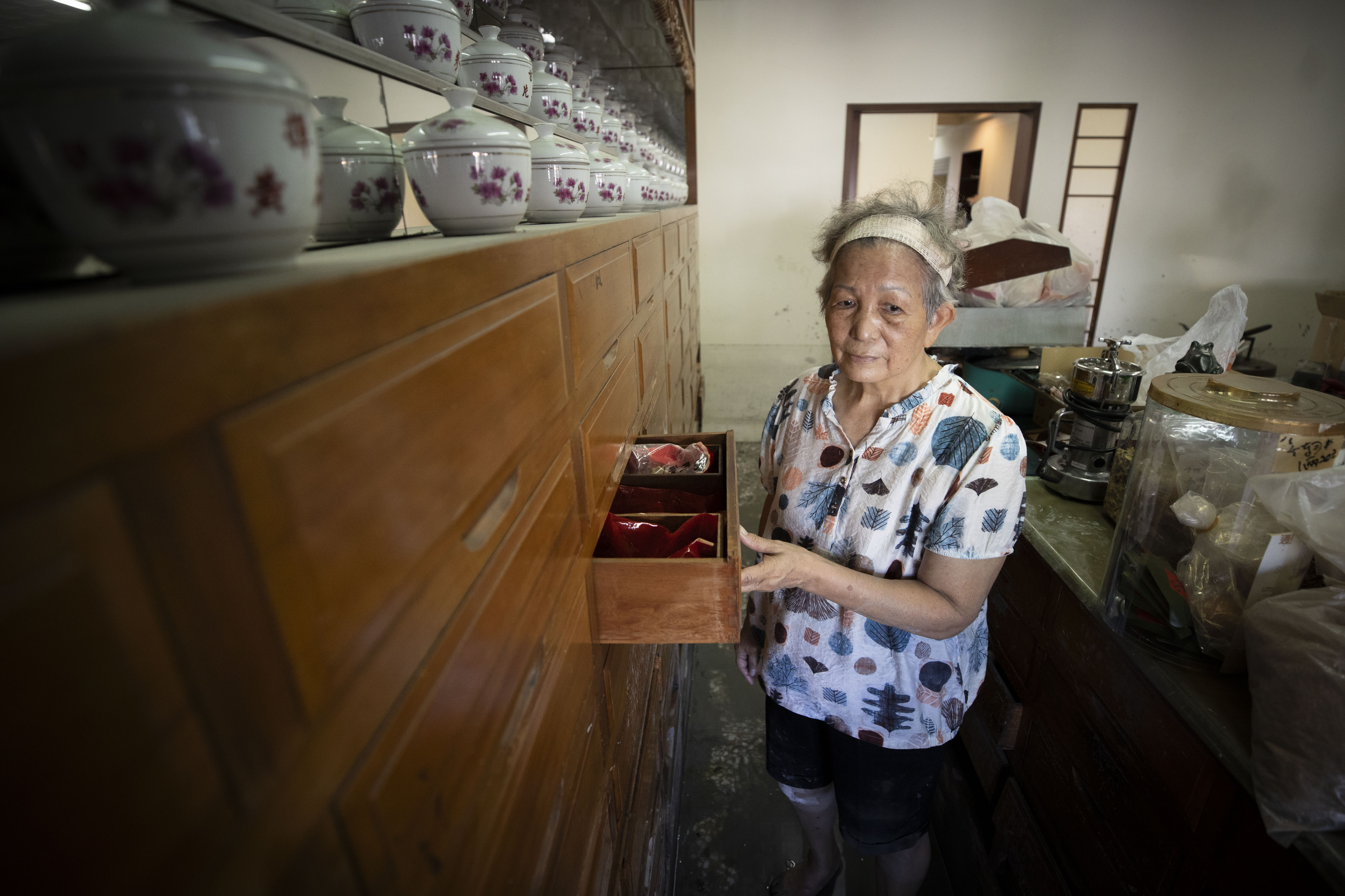 雖然藥房結束營業，鄭月喜還是決定保留傳承百年的中藥櫃，留下一個時代的記憶。