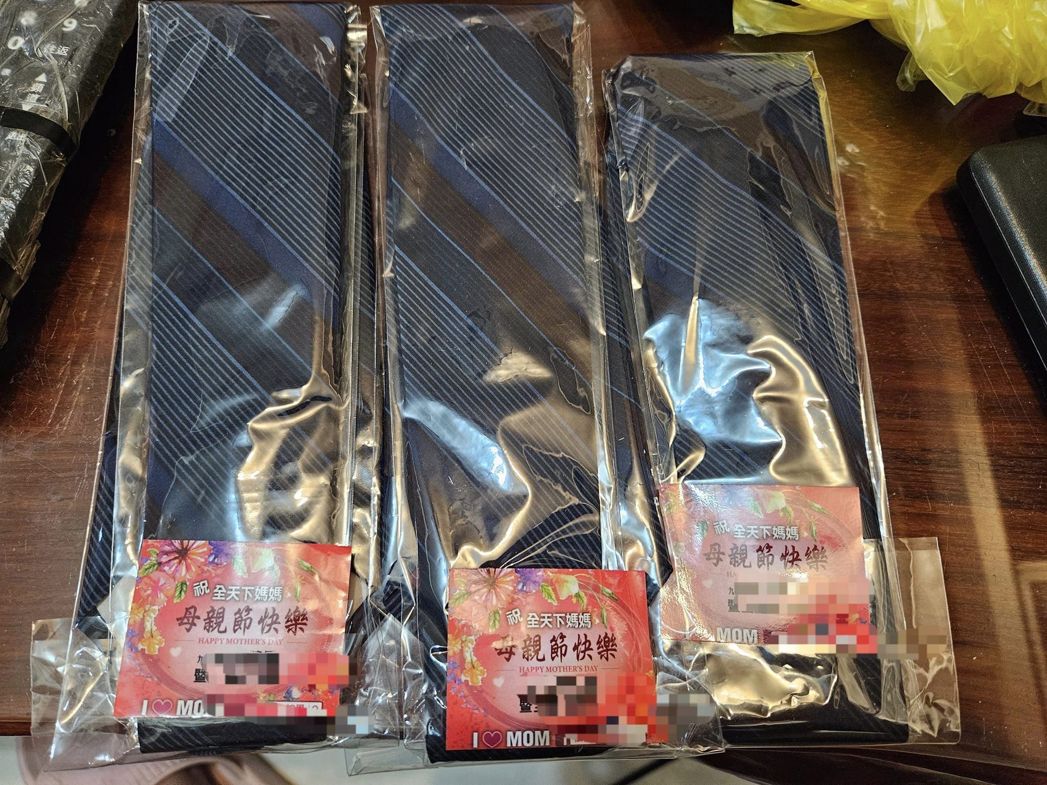 一名女網友收到里長送的母親節禮物是3條領帶。（翻攝自臉書社團爆廢公社二館）