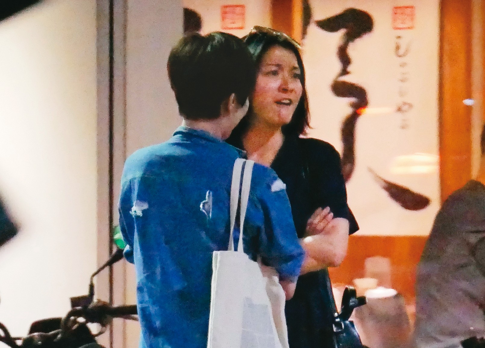 本刊曾經直擊江祖平與周孝安分手之後，跟一名短髮女子在街上公然親暱，但她解釋對方是閨密。