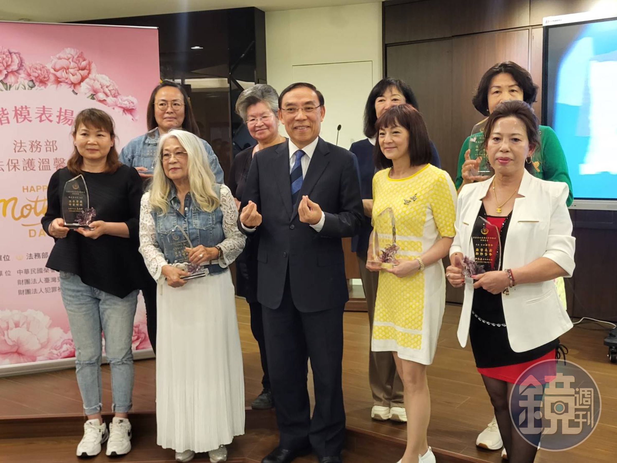 法務部今天辦理司法保護母愛楷模表揚活動，由部長蔡清祥表揚這些媽媽們的溫柔堅毅，並傳達法務部與媽媽們一起攜手為司法保護工作而努力。