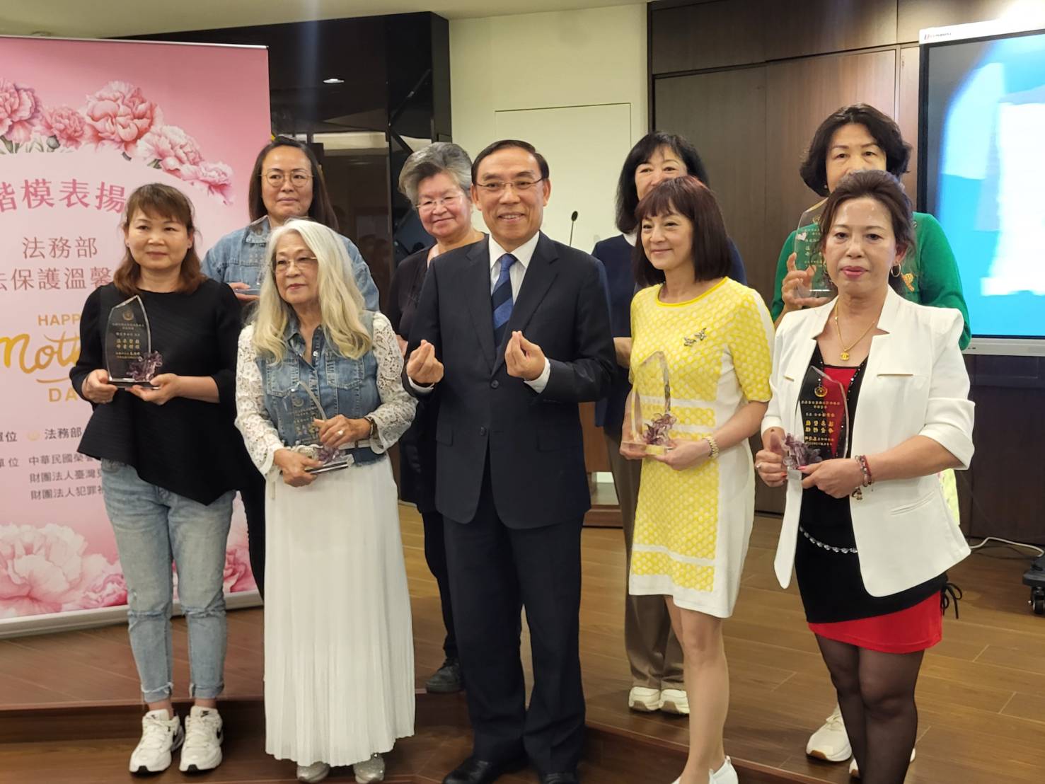 法務部今天辦理司法保護母愛楷模表揚活動，由部長蔡清祥表揚這些媽媽們的溫柔堅毅，並傳達法務部與媽媽們一起攜手為司法保護工作而努力。