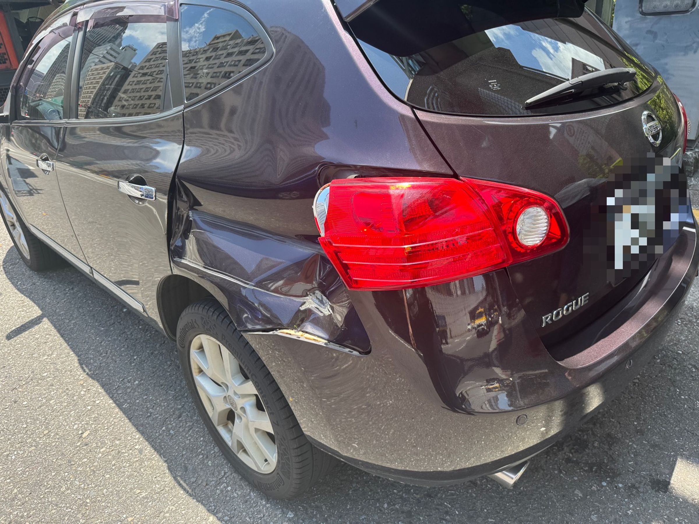 挨撞轎車左車尾被撞爛凹損。翻攝畫面