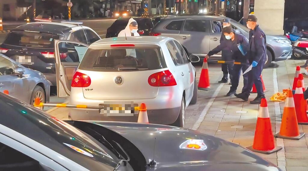 傅姓男子對紀姓女友行凶之後，並未送醫，反而先前往派出所自首，警方才將傷者送醫，但已回天乏術，圖為警方在傅男座車進行採證。（翻攝畫面）