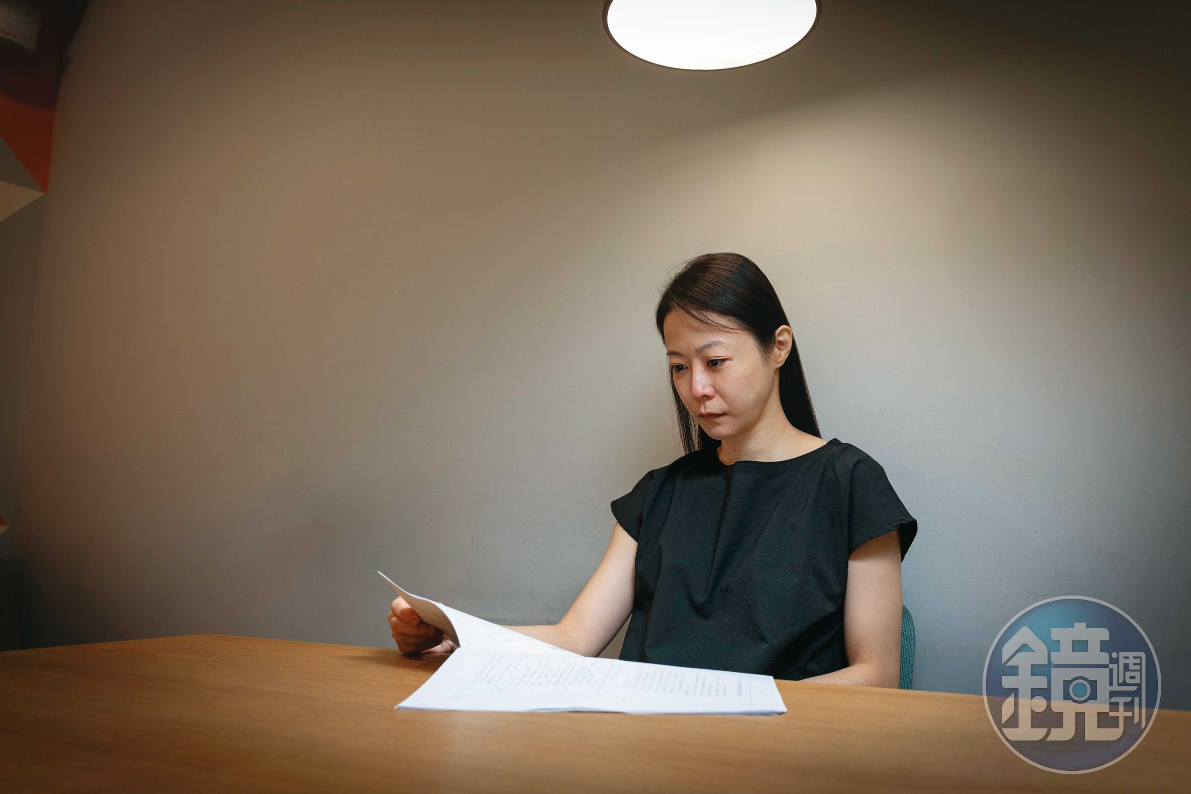 9月底，Mia接受專訪結束後，我們請她翻閱不起訴書，翻著翻著，情緒原先穩定的她還是潰堤了。