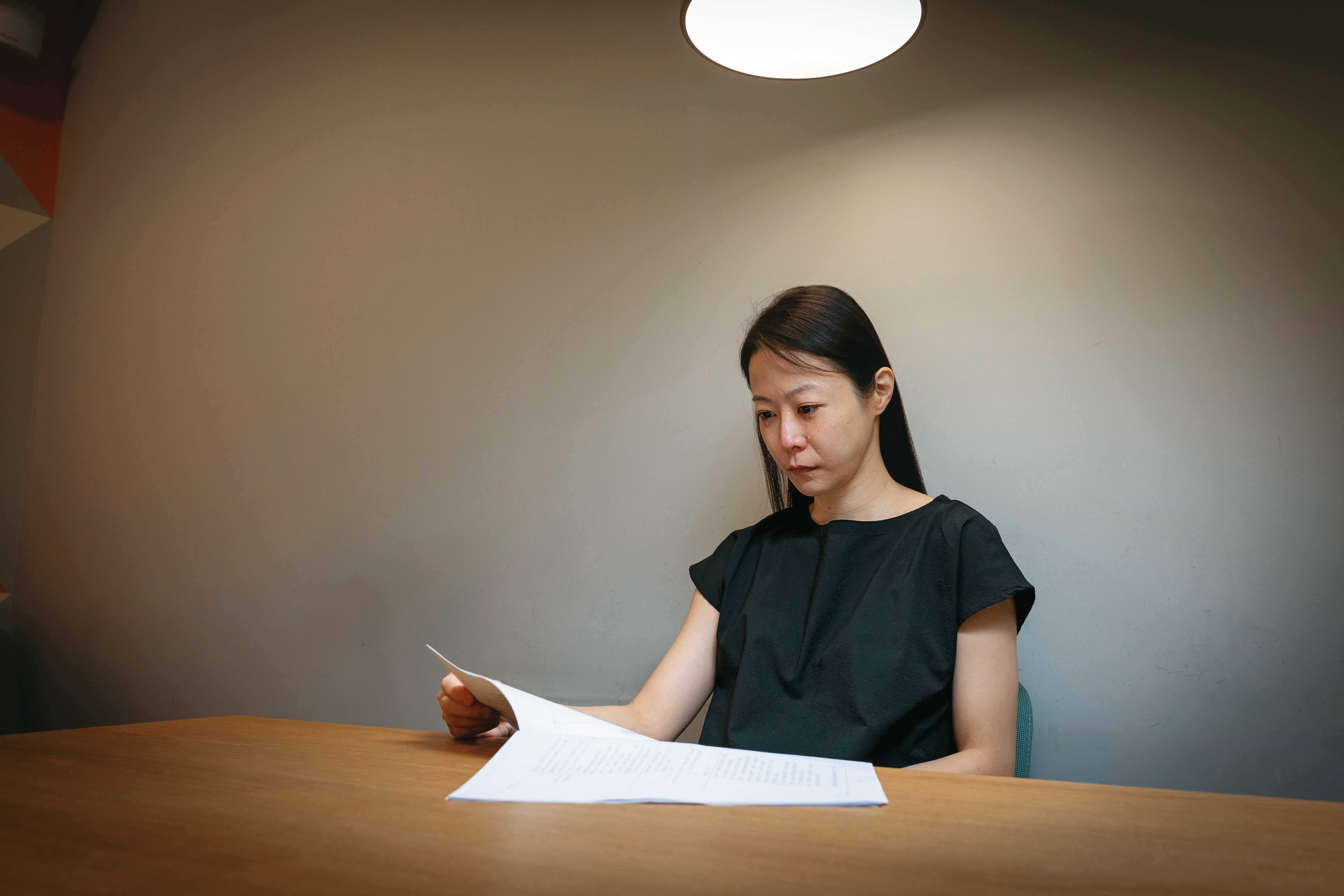 9月底，Mia接受專訪結束後，我們請她翻閱不起訴書，翻著翻著，情緒原先穩定的她還是潰堤了。