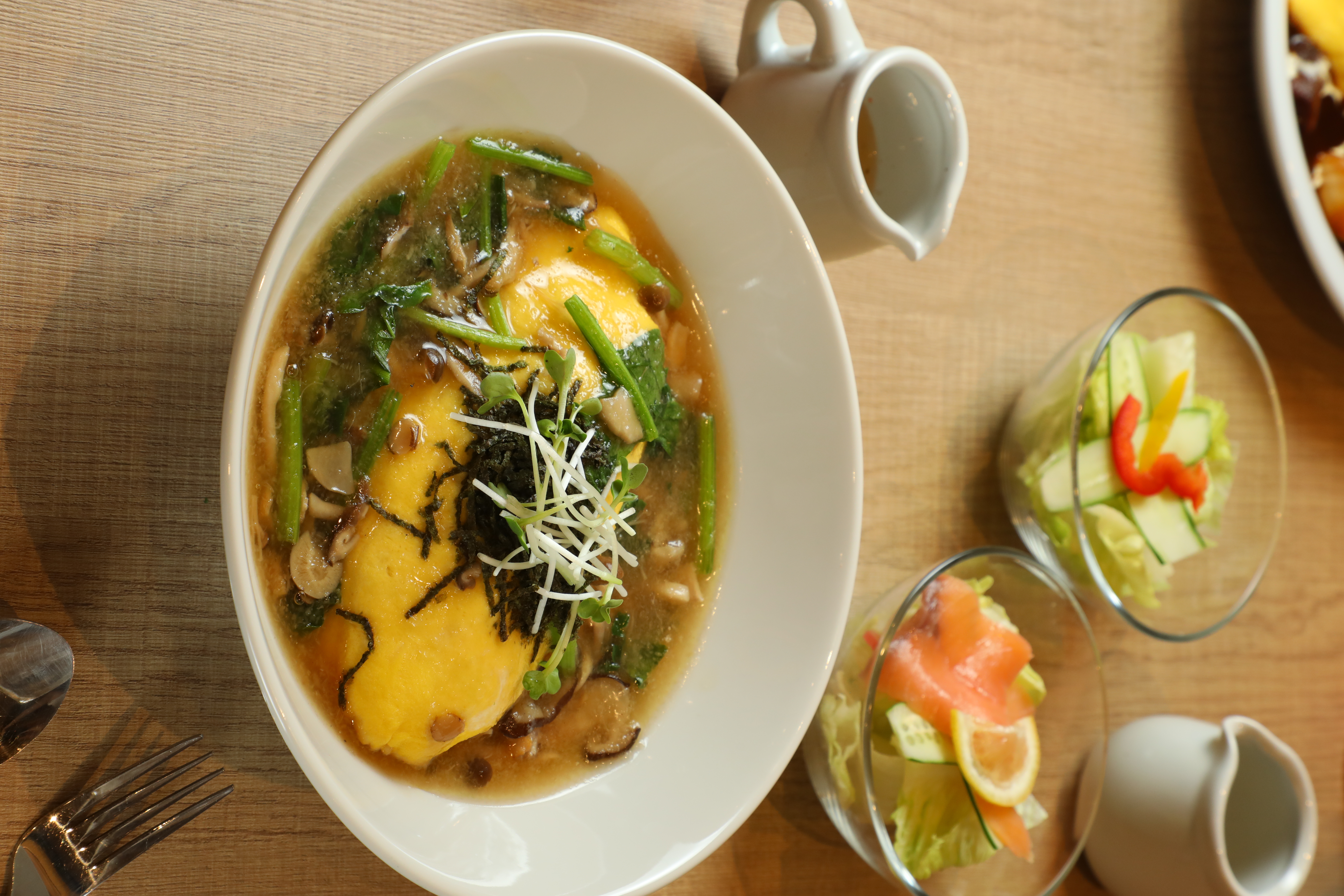 「鮮菇菠菜和風燴醬蛋包飯」以奶油蛋包飯為基底,再淋上以鮮菇、菠菜拌炒而成的和風醬汁。(269元/S號)