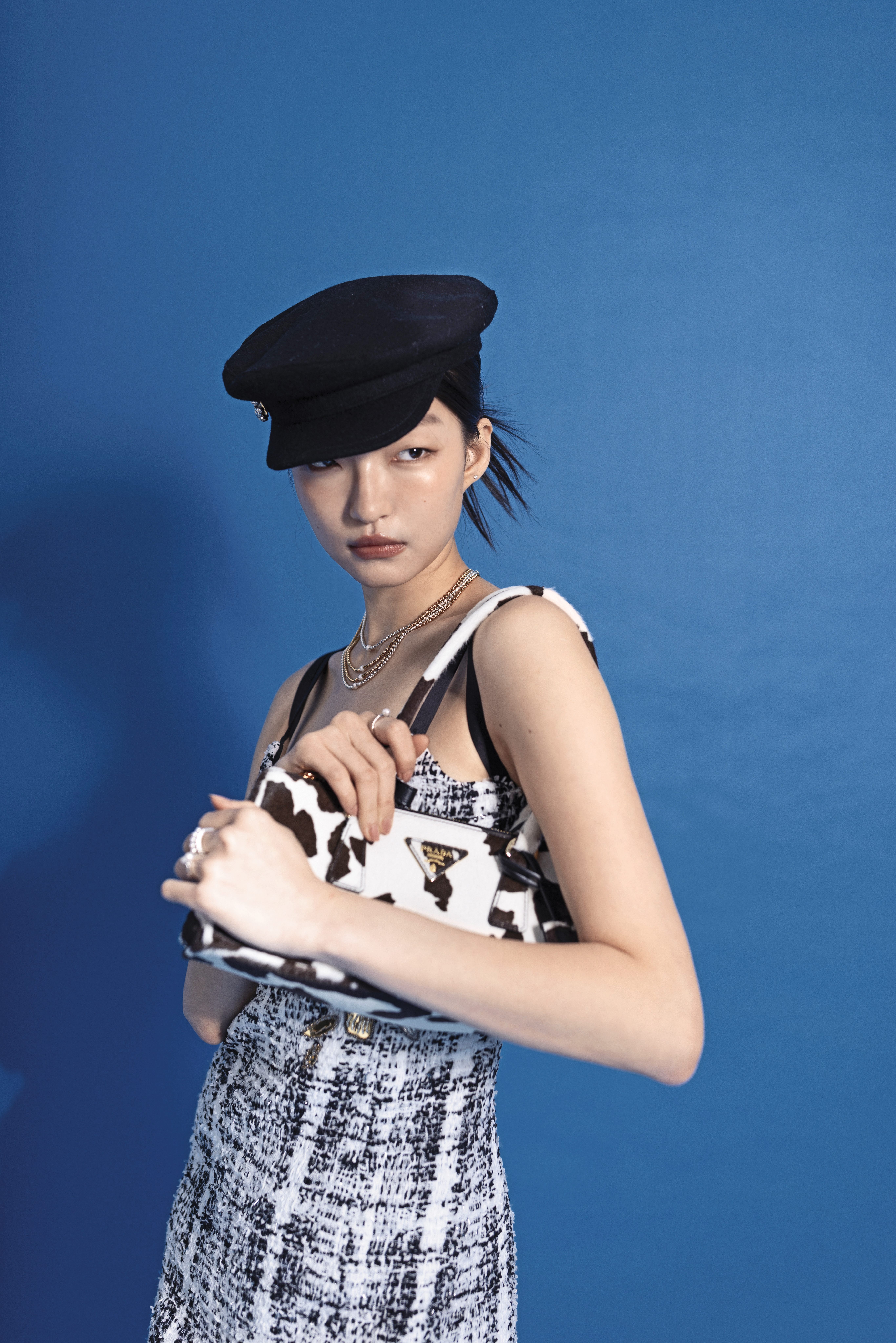 針織軟呢洋裝 價格店洽by LOUIS VUITTON / 黑色鑽飾水手帽 NT$27,600 by Roger Vivier / 金色圓珠飾邊珍珠項鍊 各NT$7,580 by PANDORA / 銀色圓珠飾邊珍珠項鍊 各NT$5,880 by PANDORA / 密鑲寶石珍珠戒指 NT$3,280 by PANDORA / 雙珍珠戒指 NT$3,280 by PANDORA / 珍珠密鑲雙層開圈戒指 NT$5,280 by PANDORA / Galleria動物紋印花提包 NT$190,000 by PRADA