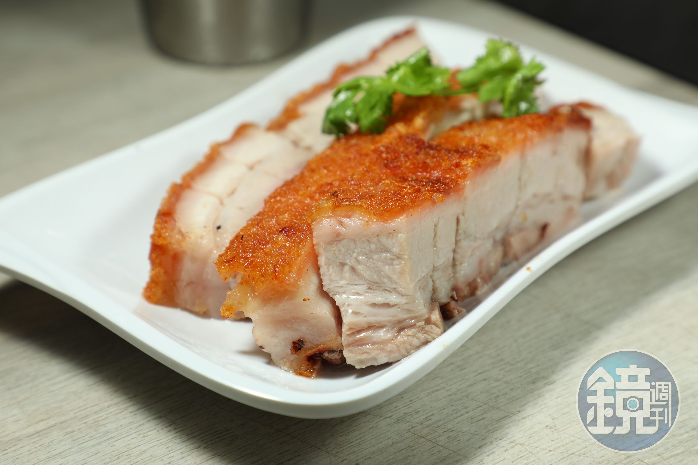 「脆皮燒腩仔」的麻皮鹹香脆口,腩肉略顯厚實,嚼感仍算軟嫩。(港幣90元/例牌)