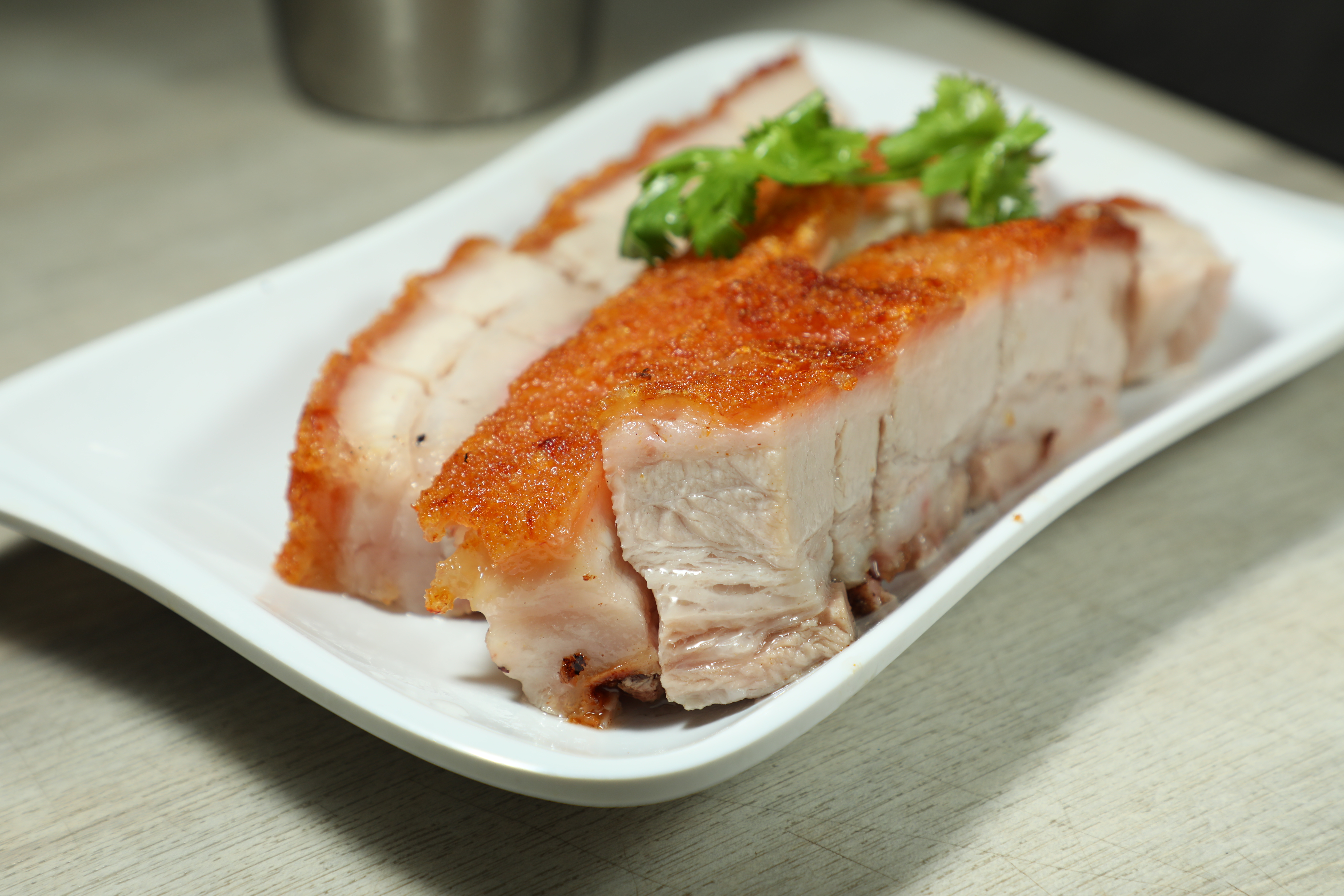 「脆皮燒腩仔」的麻皮鹹香脆口，腩肉略顯厚實，嚼感仍算軟嫩。（港幣90元／例牌）