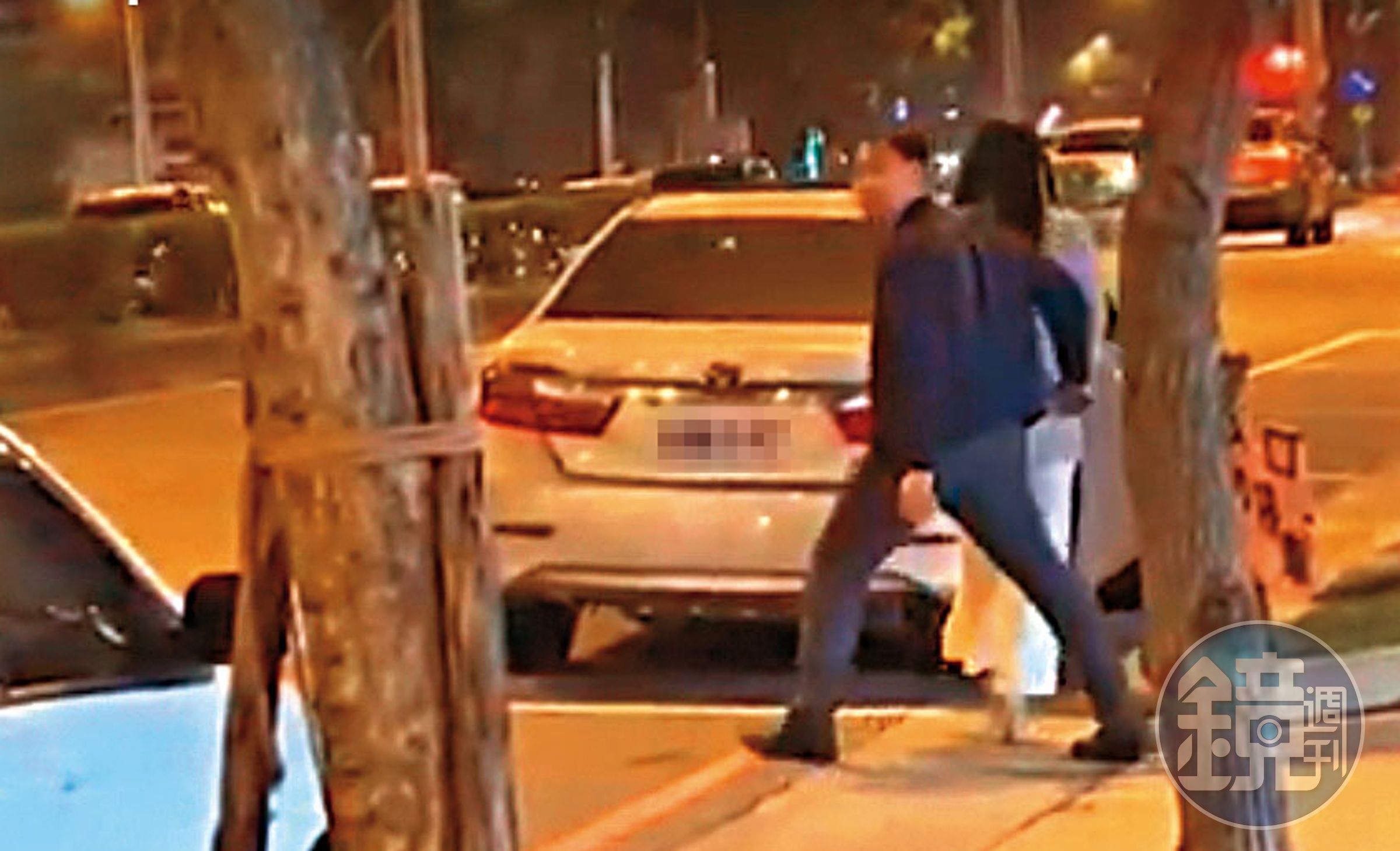 林男被拍到深夜開車接送黃靖容,二人互動頻繁。(讀者提供)