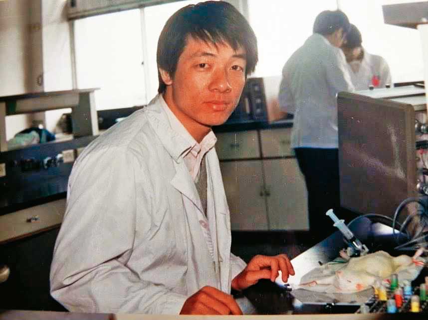 從小立志當醫生的賴清德曾短暫擔任過物理治療師，後來再讀成大醫學院，完成醫生夢。（賴清德團隊提供）