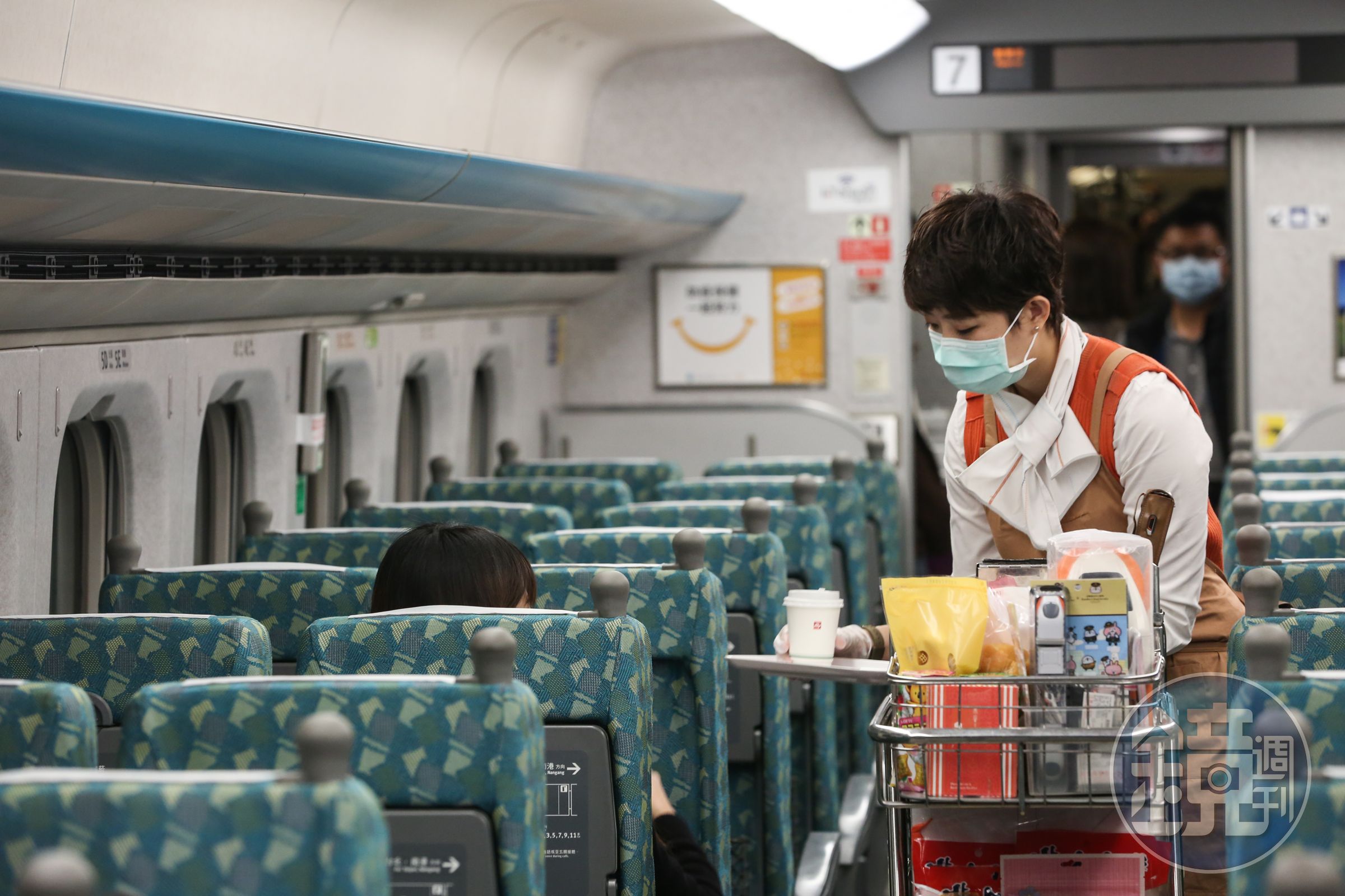 即日起在高鐵列車上補票、購買推車及車站便當時，開放旅客使用信用卡刷卡支付。（本刊資料照）