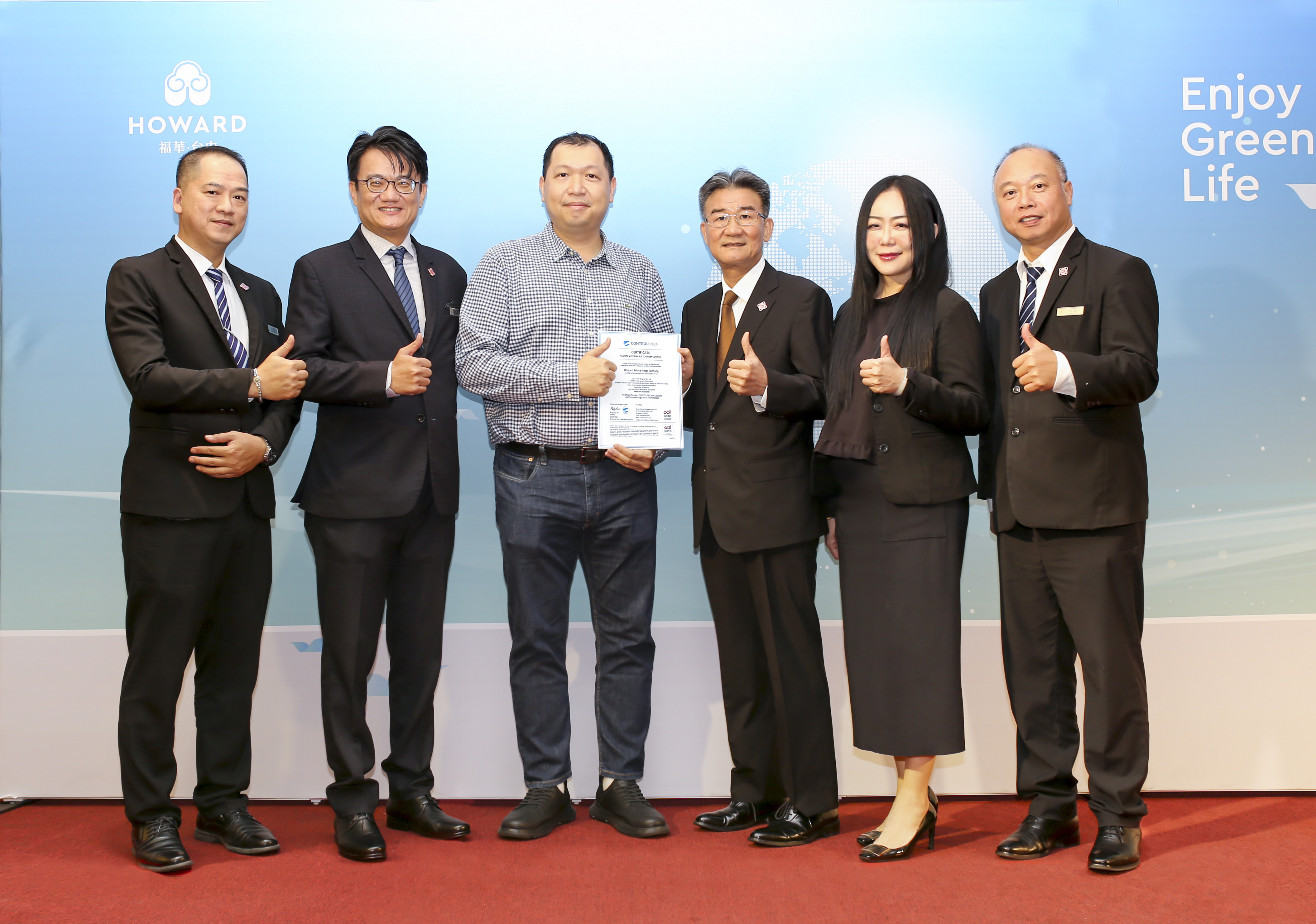 台中福華大飯店榮獲國際 GSTC(全球永續旅遊委員會)飯店認證,由荷蘭百年集團 Control Union 新加坡區總經理 Mr. Seth Wang(中) 親自授證,由台中福華大飯店總經理 徐國書(右三) 代表受證。授證儀式由飯店管理團隊共同出席,包括採購部協理 劉慶章(左一)、副總經理 鄭鴻儒(左二)、行銷公關企劃部協理 簡若卿(右二)、管理部協理 呂碩仁(右一)。