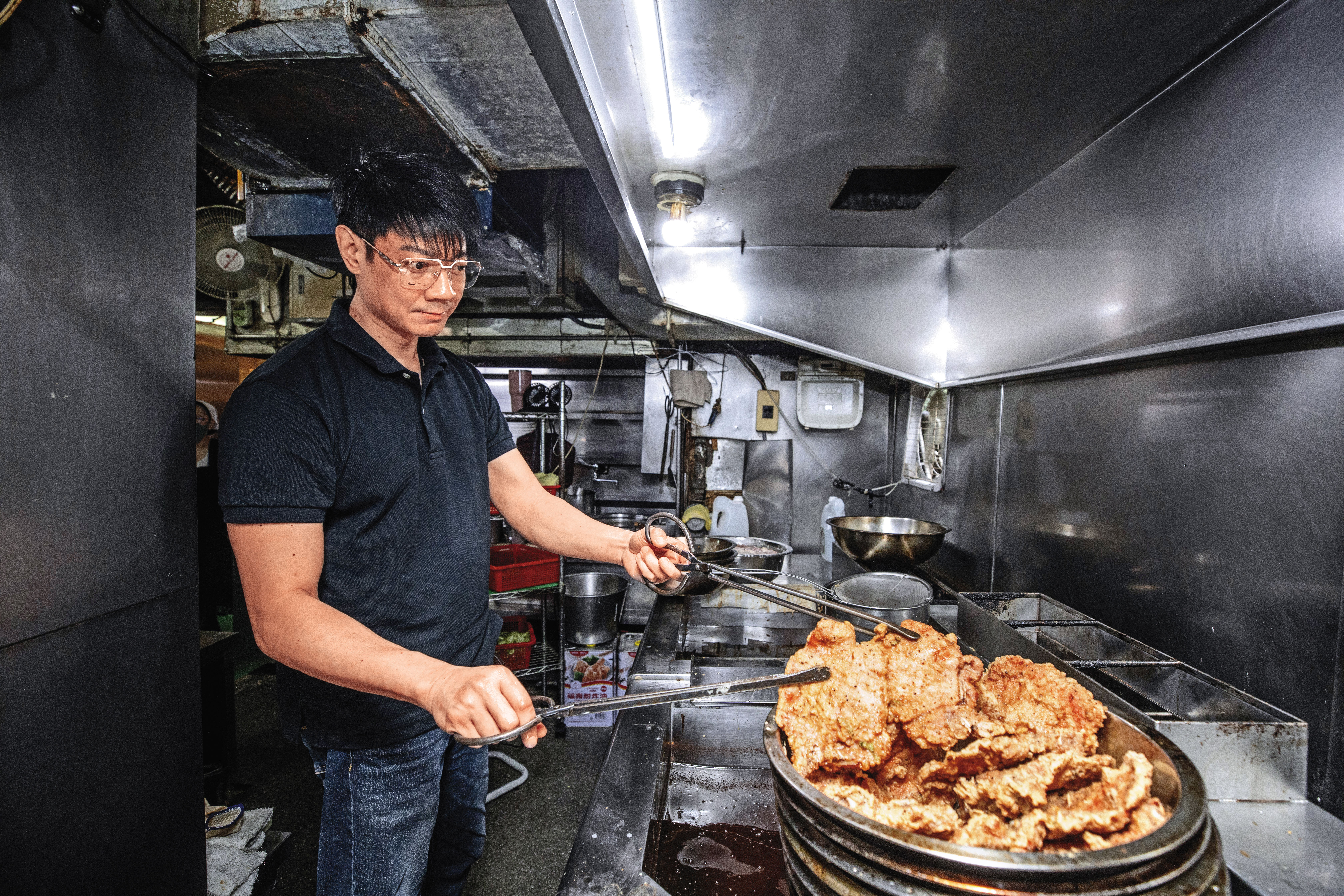 年輕時曾被挖角試鏡的第二代兒子廖志展,婚後回家接棒逾20年,生意繁忙時仍會親自進廚房督軍炸排骨。