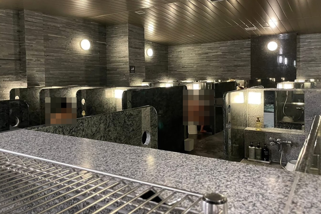 男湯與女湯皆有住客入鏡、裸身泡湯或淋浴的畫面。（翻攝自陳女臉書）