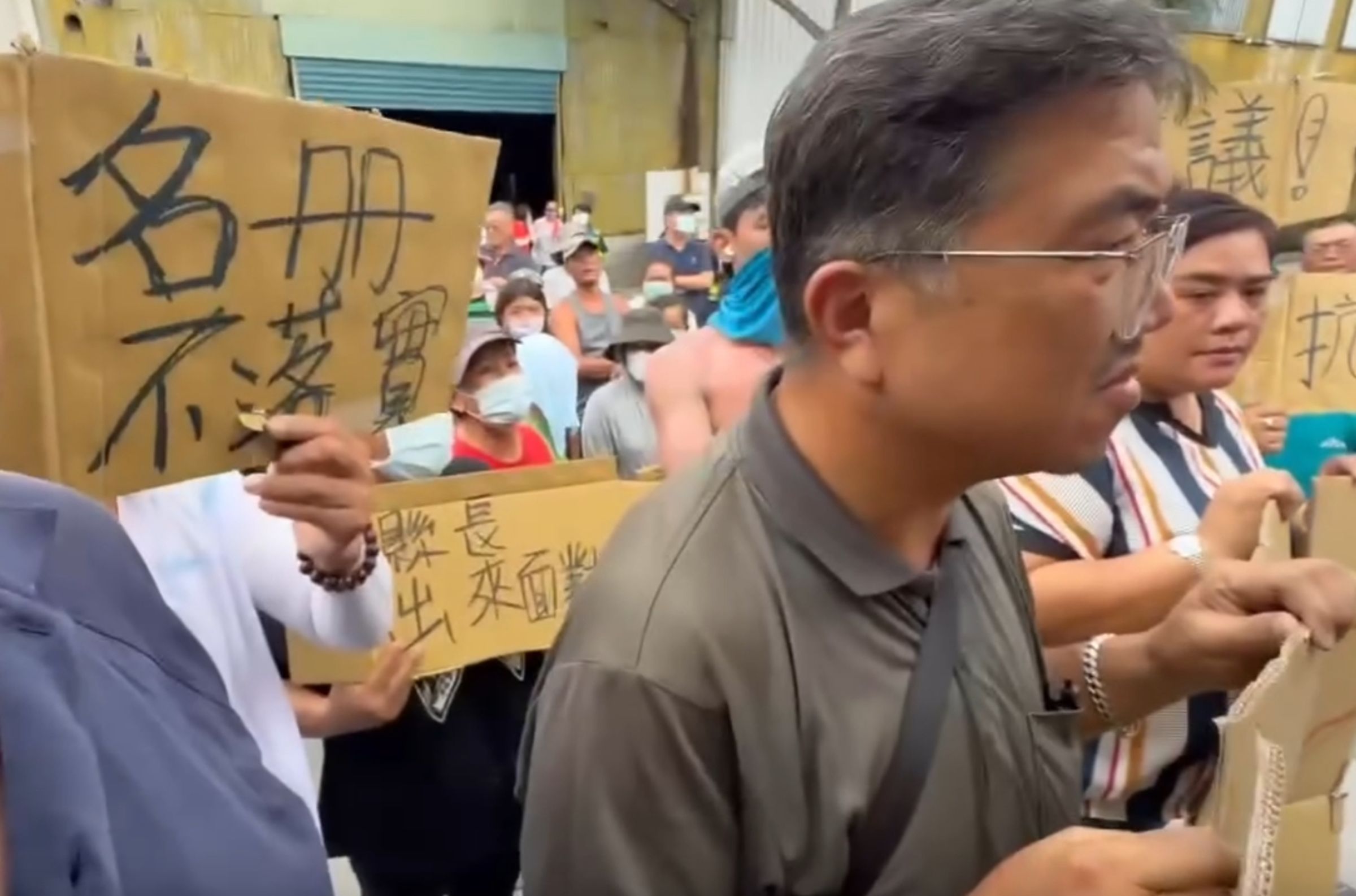3村居民今到花蓮縣前進指揮所抗議被排除在慰問金名單之外。（翻攝自許仲江Threas）