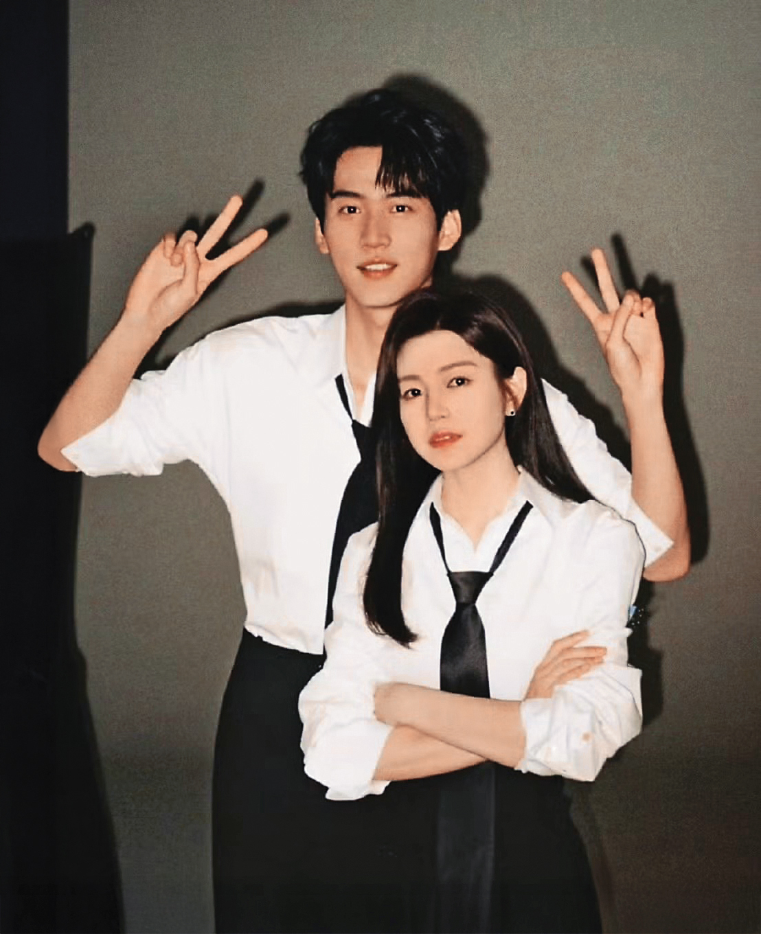 陳妍希(前)離婚後搭小十九歲的周柯宇(後)演出《狙擊蝴蝶》,收視長紅。果然還是得姐弟戀啊。(翻攝自微博)