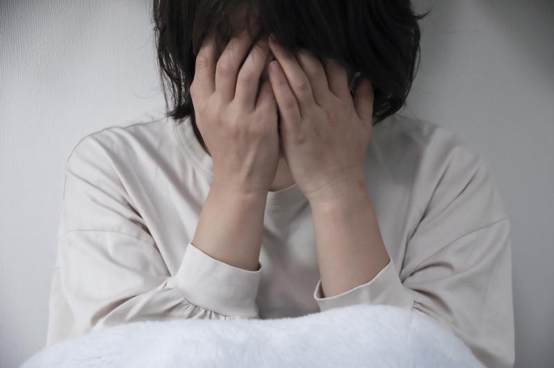 約男同學租屋處深夜聊天！妹子慘被抓雙腳硬上　獲賠66萬選擇原諒