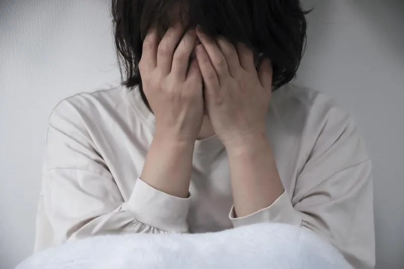 約男同學租屋處深夜聊天！妹子慘被抓雙腳硬上　獲賠66萬選擇原諒