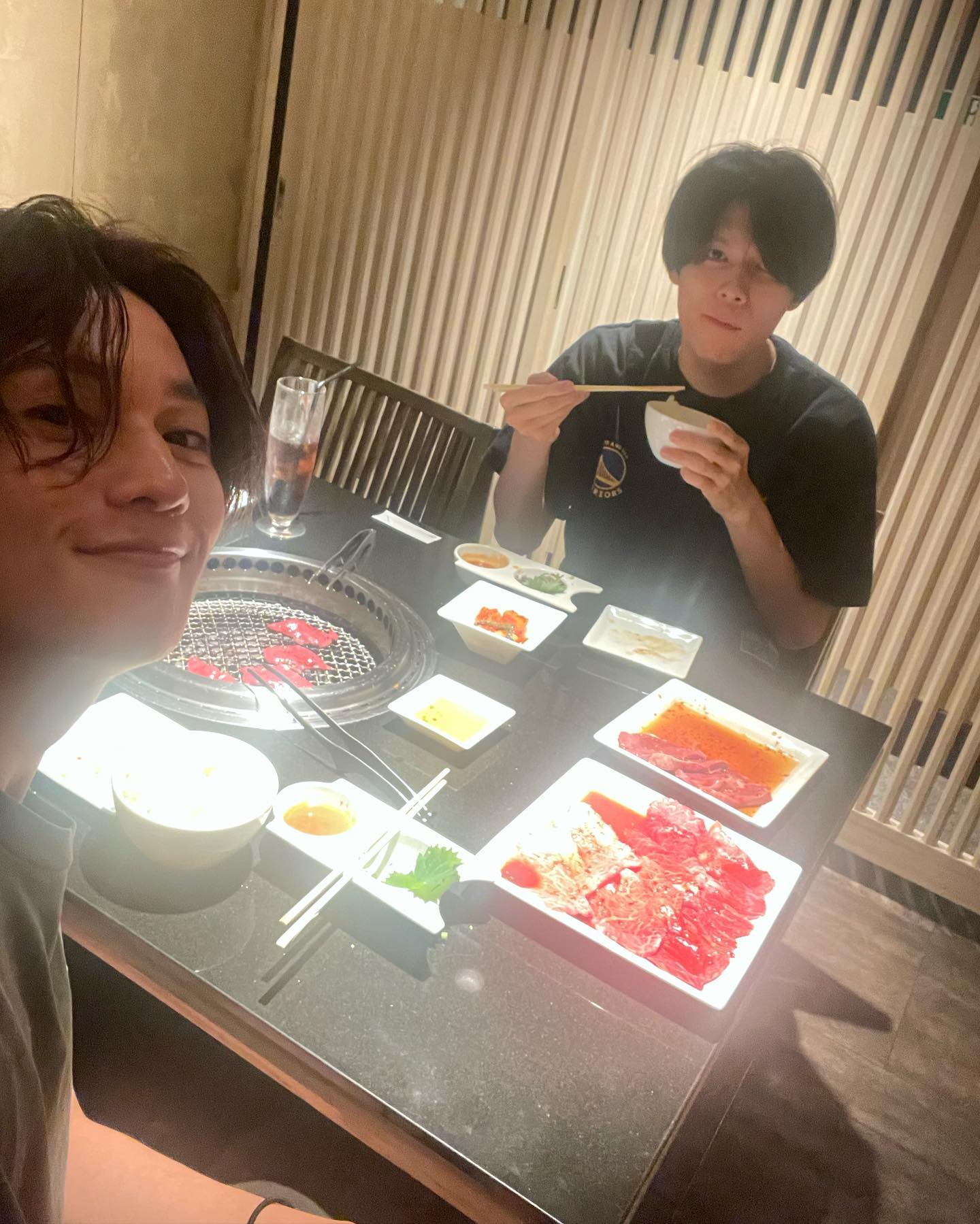 萩原利久（右）與八木勇征都是吃貨，萩原利久笑認自己食量比不上八木。（翻攝八木勇征IG）