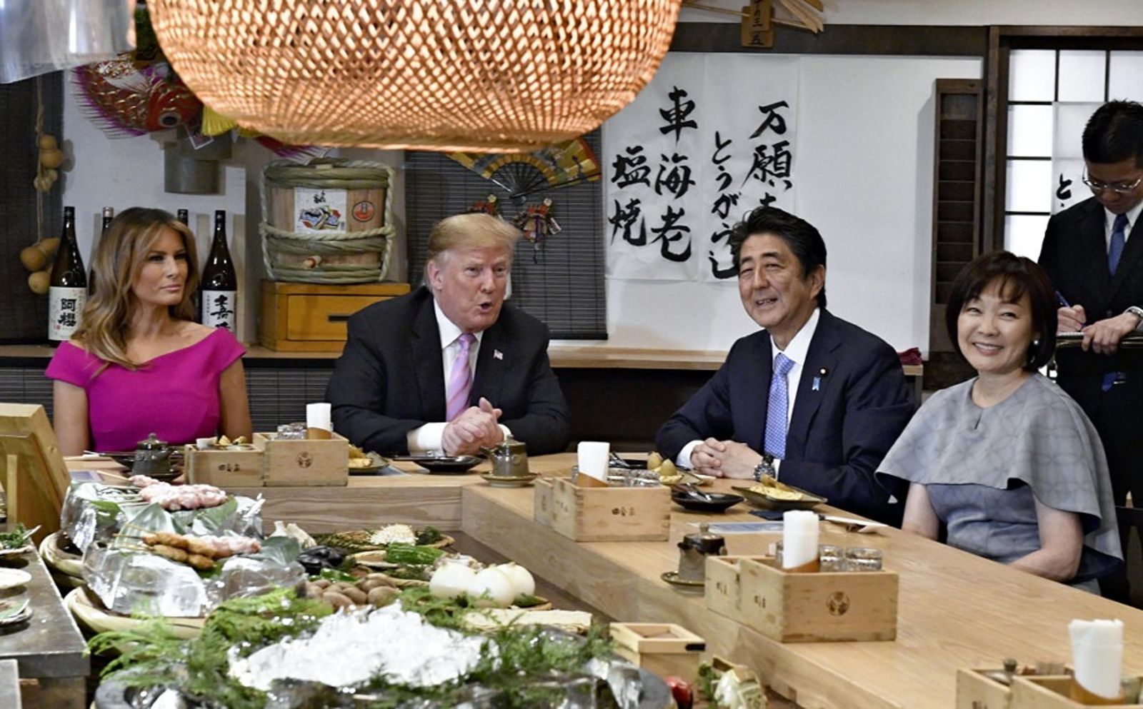 2019年時任日本首相的安倍晉三與昭惠夫人,宴請當時訪日的美國總統川普與夫人梅蘭妮雅。(翻自X平台)