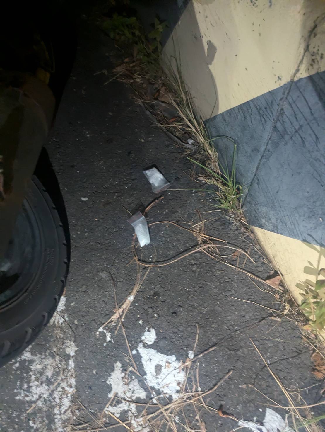蕭男見警上前盤查,立刻丟棄2包K他命毒品。(翻攝畫面)