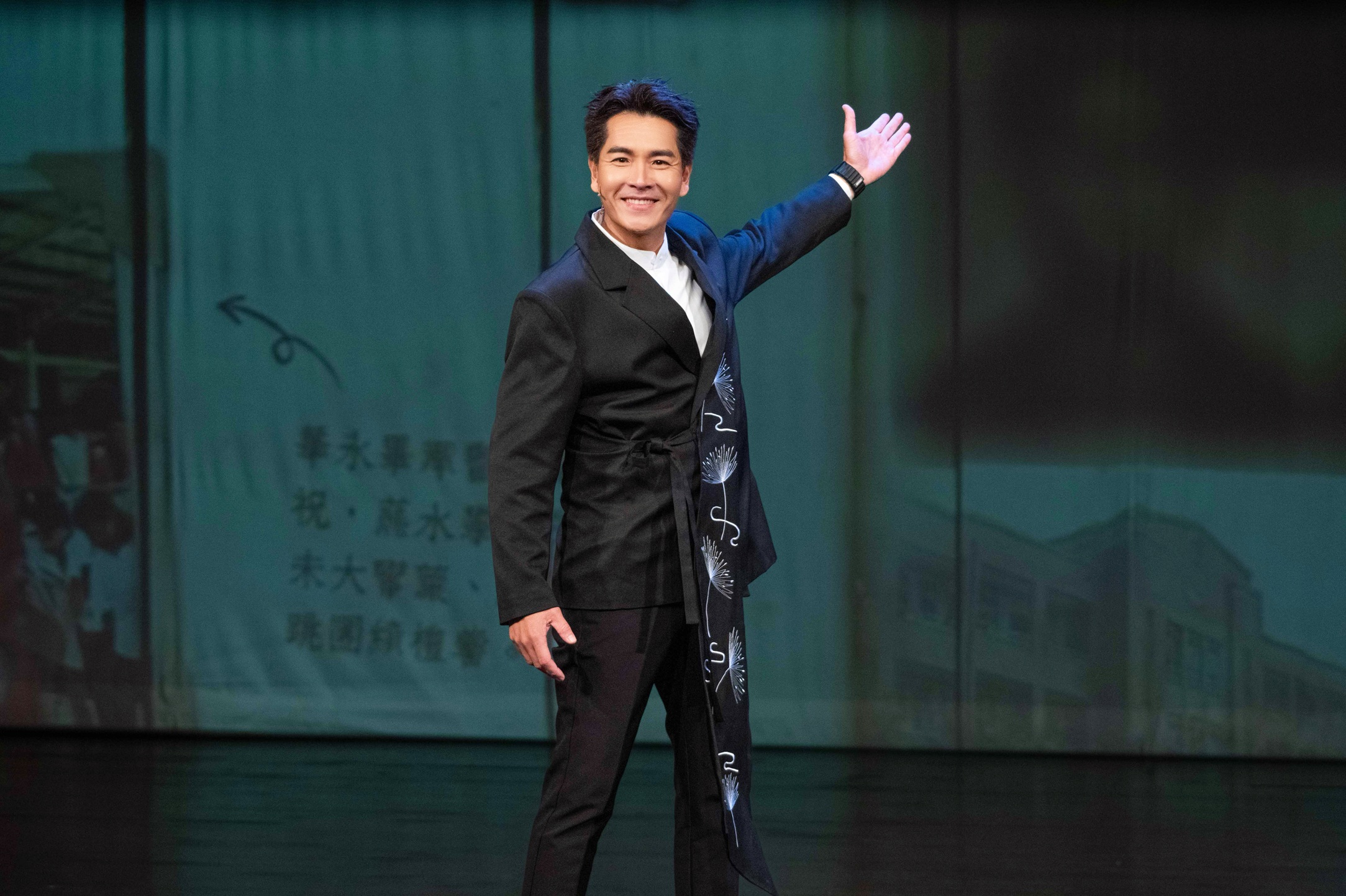 王傳一、朱德剛《壹加一剛好比三小》連演三場激發體能極限。(嚞娛樂提供)