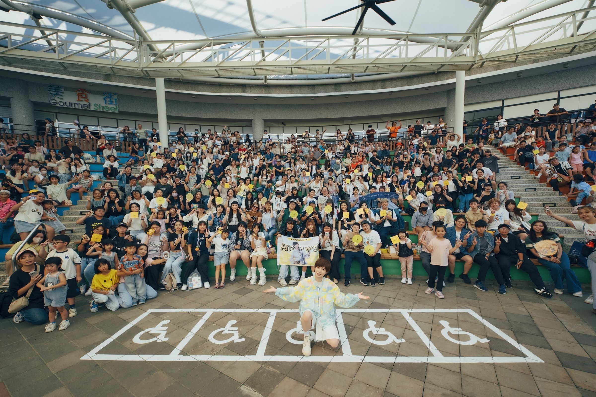 小魏魏嘉瑩帶著《快出來玩》玩樂自選輯前進兒童新樂園，吸引超過500位歌迷到場同樂。（相信音樂提供）