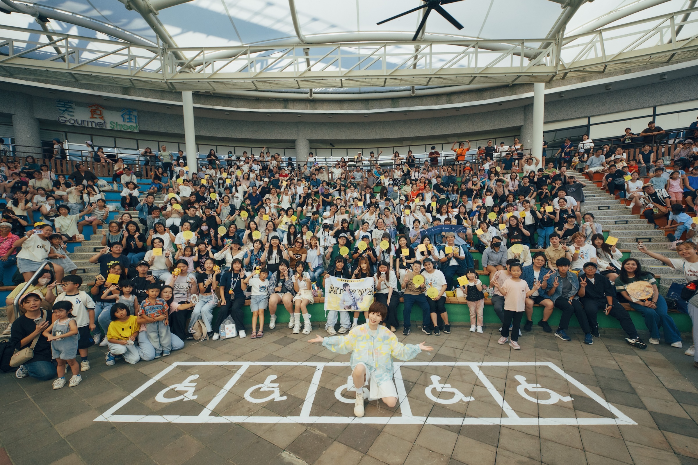 小魏魏嘉瑩帶著《快出來玩》玩樂自選輯前進兒童新樂園，吸引超過500位歌迷到場同樂。（相信音樂提供）