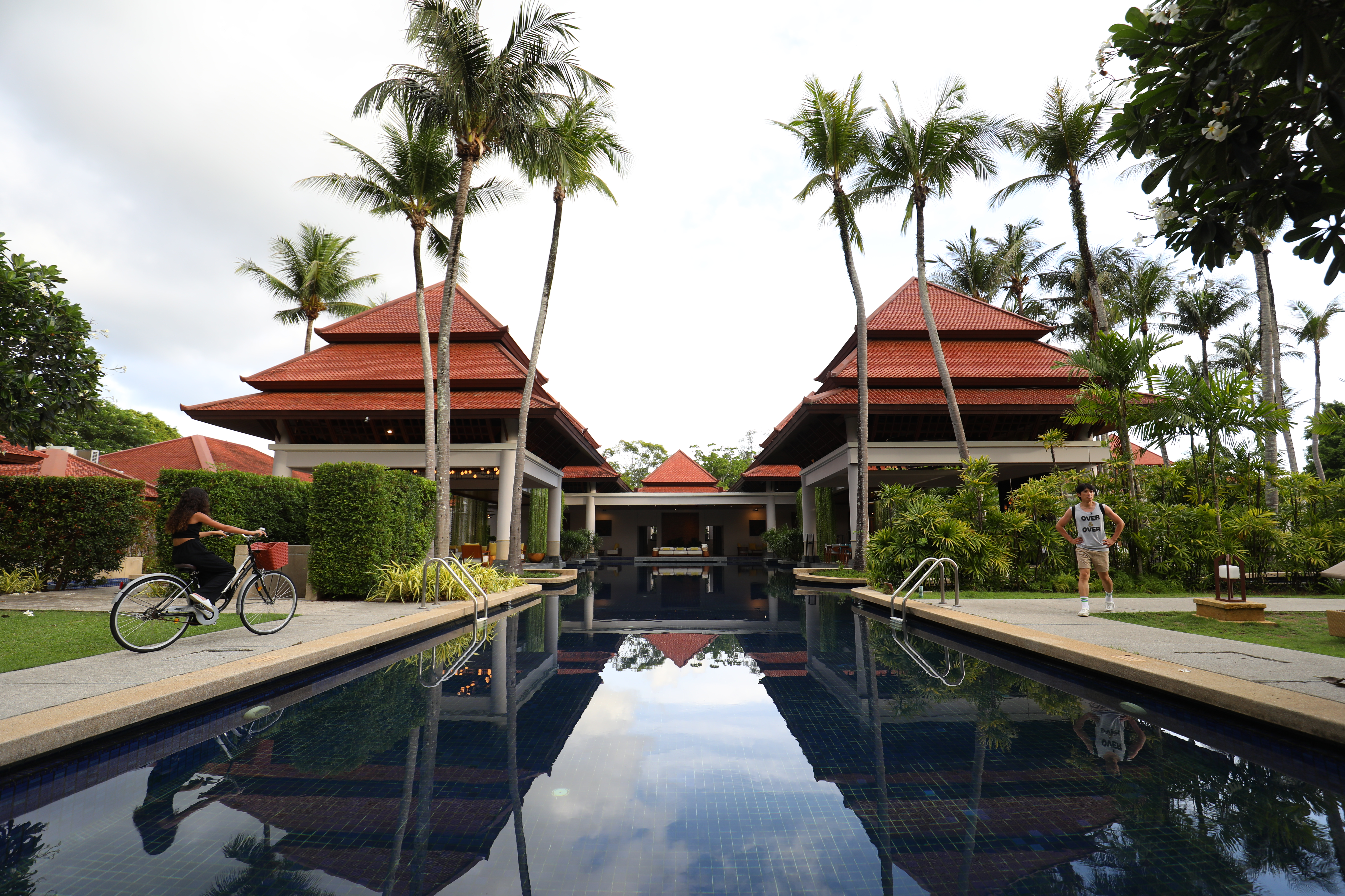 悅榕集團旗下擁有多間飯店品牌，包括悅榕庄、悅椿、悅槤、悅苑和樂古浪度假村；鴻居、悅柳、禾祿，及2個延伸新品牌悅榕維養及悅榕逸境等，多元化飯店設施滿足不同客群需求。