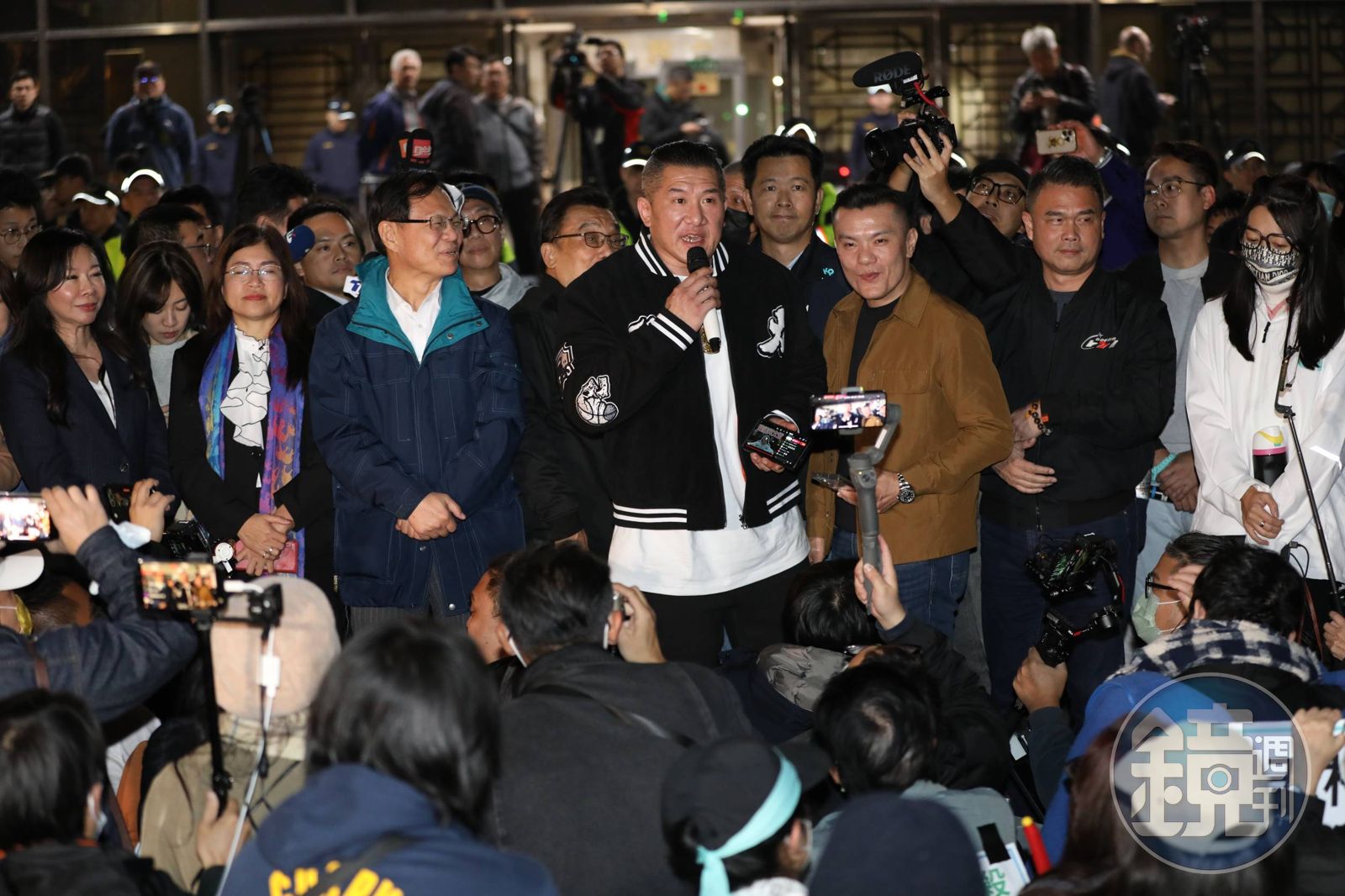 柯文哲遭起訴後,今日凌晨經北院裁定3,000萬交保,場外小草欣喜若狂。