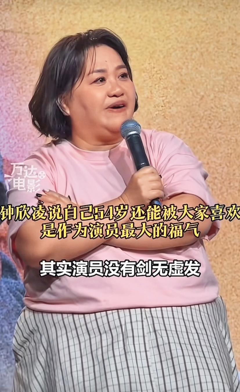 鍾欣凌近日在中國大陸宣傳電影《陽光女子合唱團》時講到自己一直戰戰兢兢,竟忍不住痛哭。(翻攝自微博)
