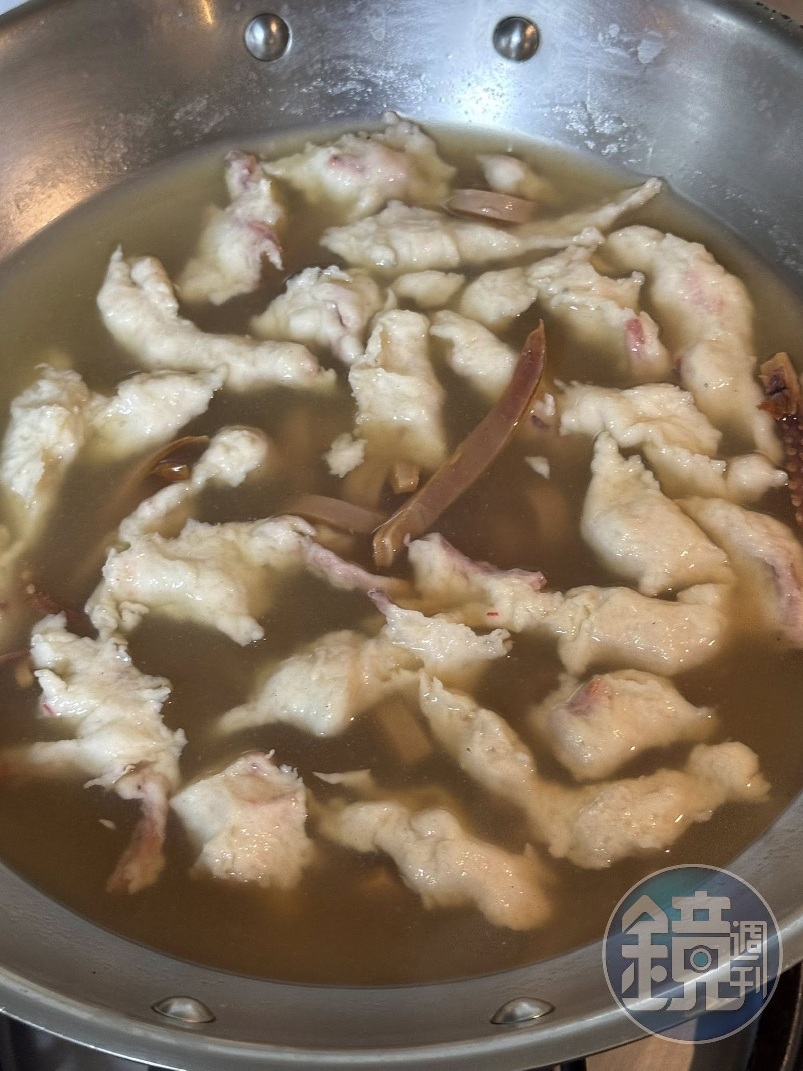 等湯再沸騰,再勾芡。
