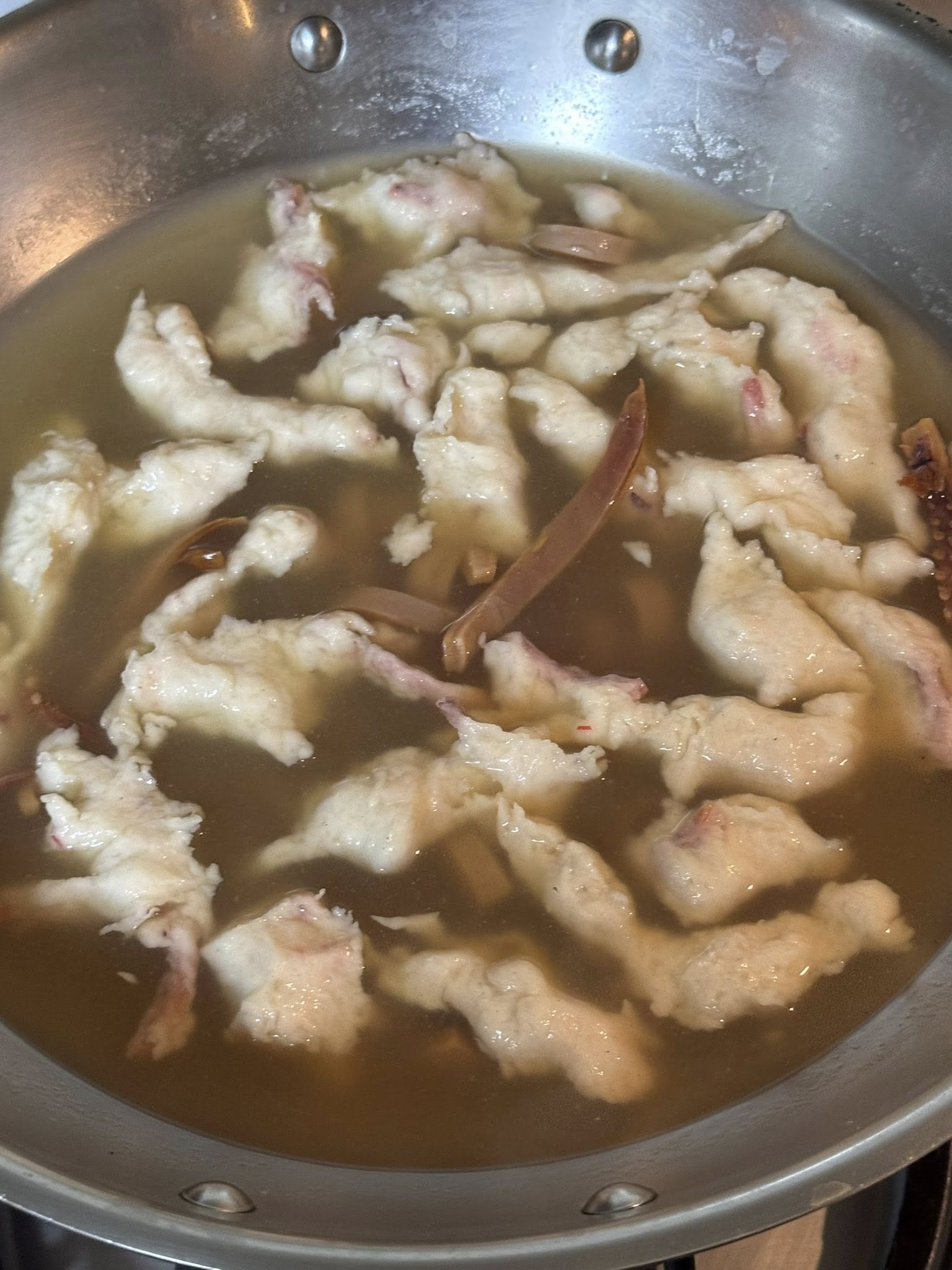 等湯再沸騰，再勾芡。