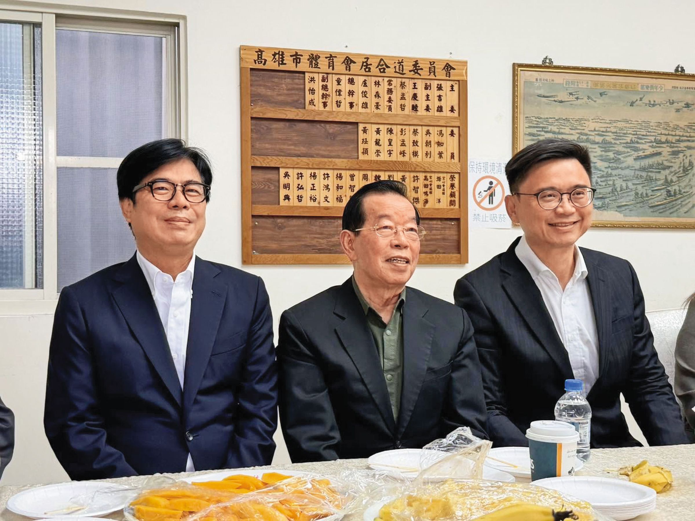 高雄市歷經謝長廷（中）、陳菊、陳其邁（左）治理，賴瑞隆（右）有信心能接好棒子。（翻攝賴瑞隆臉書）