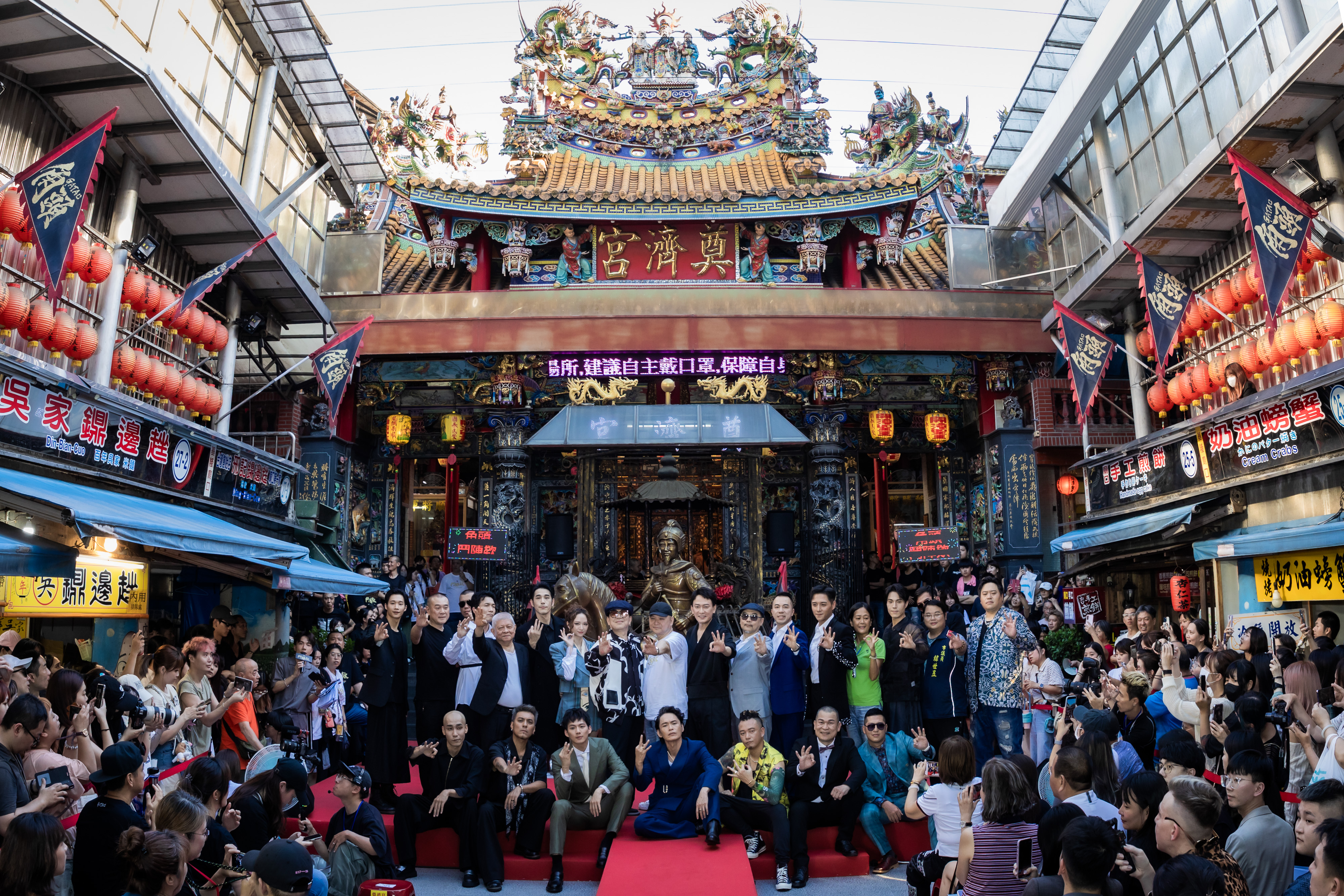 《角頭:鬥陣欸》在基隆廟口舉辦時尚趴,10多位演員輪番走秀,吸引數百名民眾圍觀。(曼尼娛樂提供)