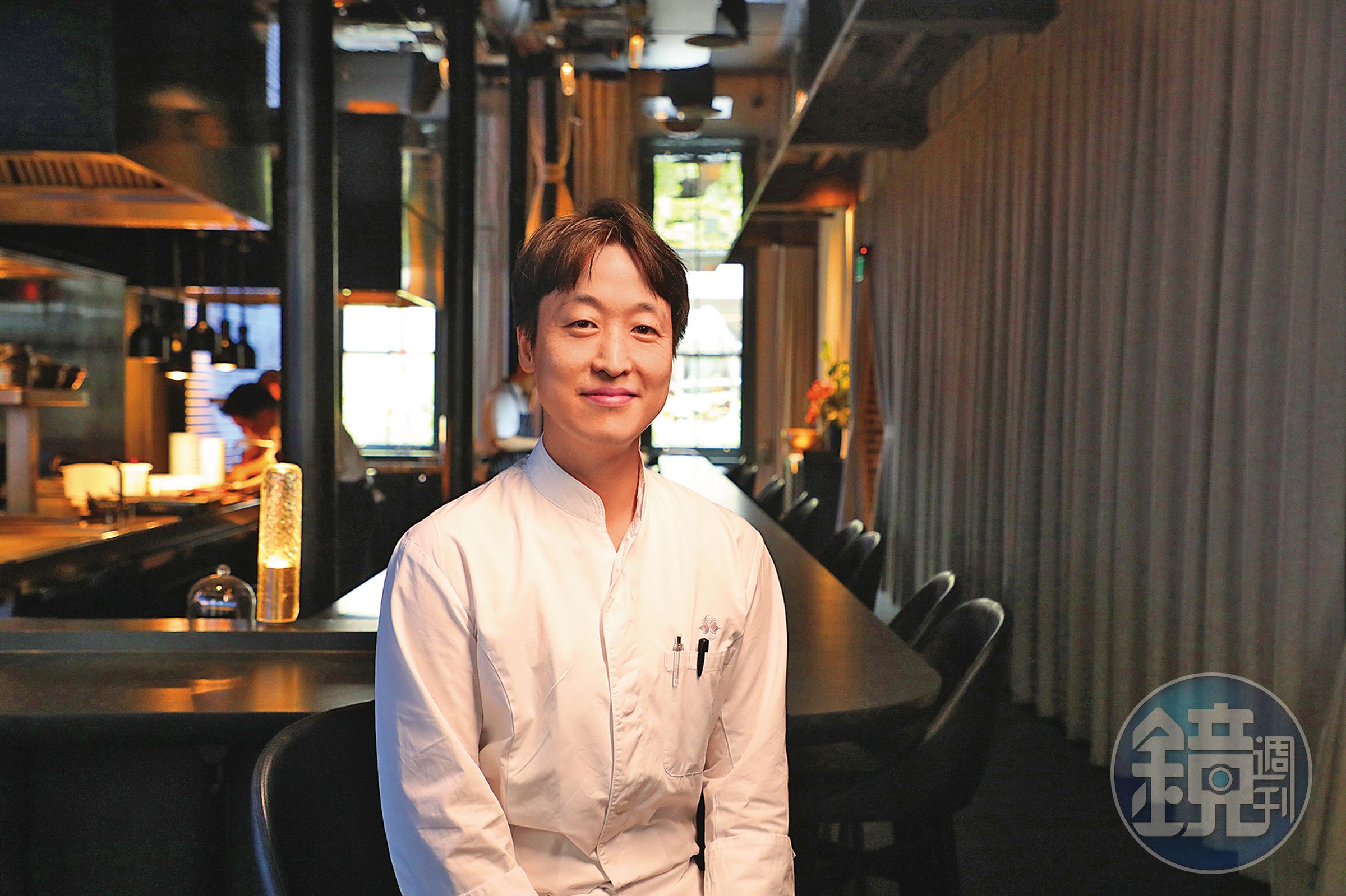 韓籍主廚Derek Kim曾在歐洲學習多元的烹飪風格，包括法國的Public Dining Room和Restaurant Copenhague，又在澳洲的Tetsuya's累積現代日式料理經驗。