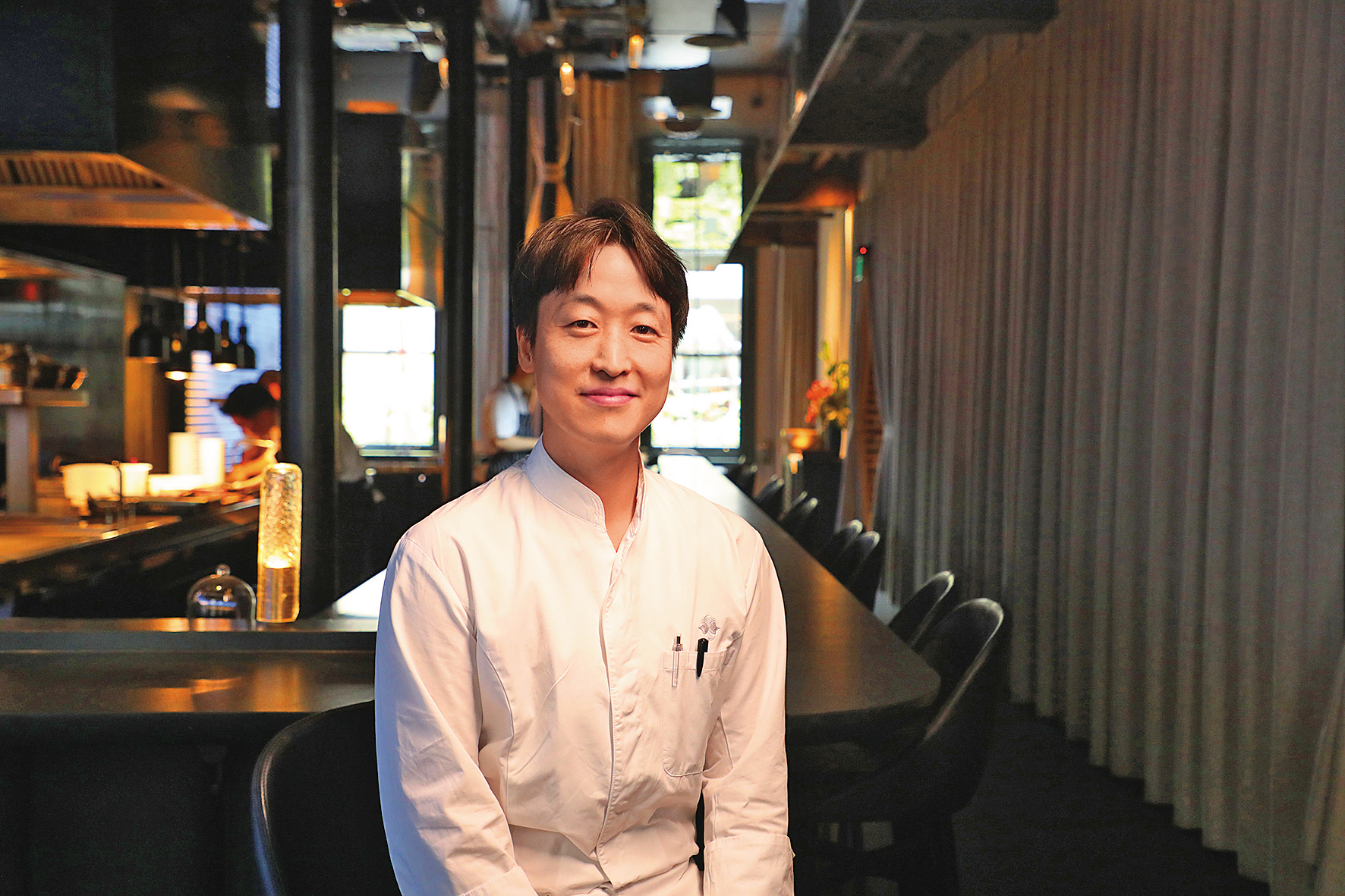 韓籍主廚Derek Kim曾在歐洲學習多元的烹飪風格，包括法國的Public Dining Room和Restaurant Copenhague，又在澳洲的Tetsuya's累積現代日式料理經驗。