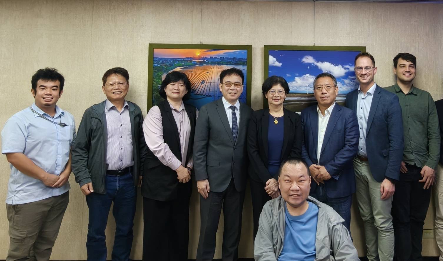 億鴻系統總經理張家豪（後排左）與德國GMK公司總監Nico Timm等人，今日前往經濟部能源署，就地熱開發與技術合作展開深度交流。（億鴻系統提供）