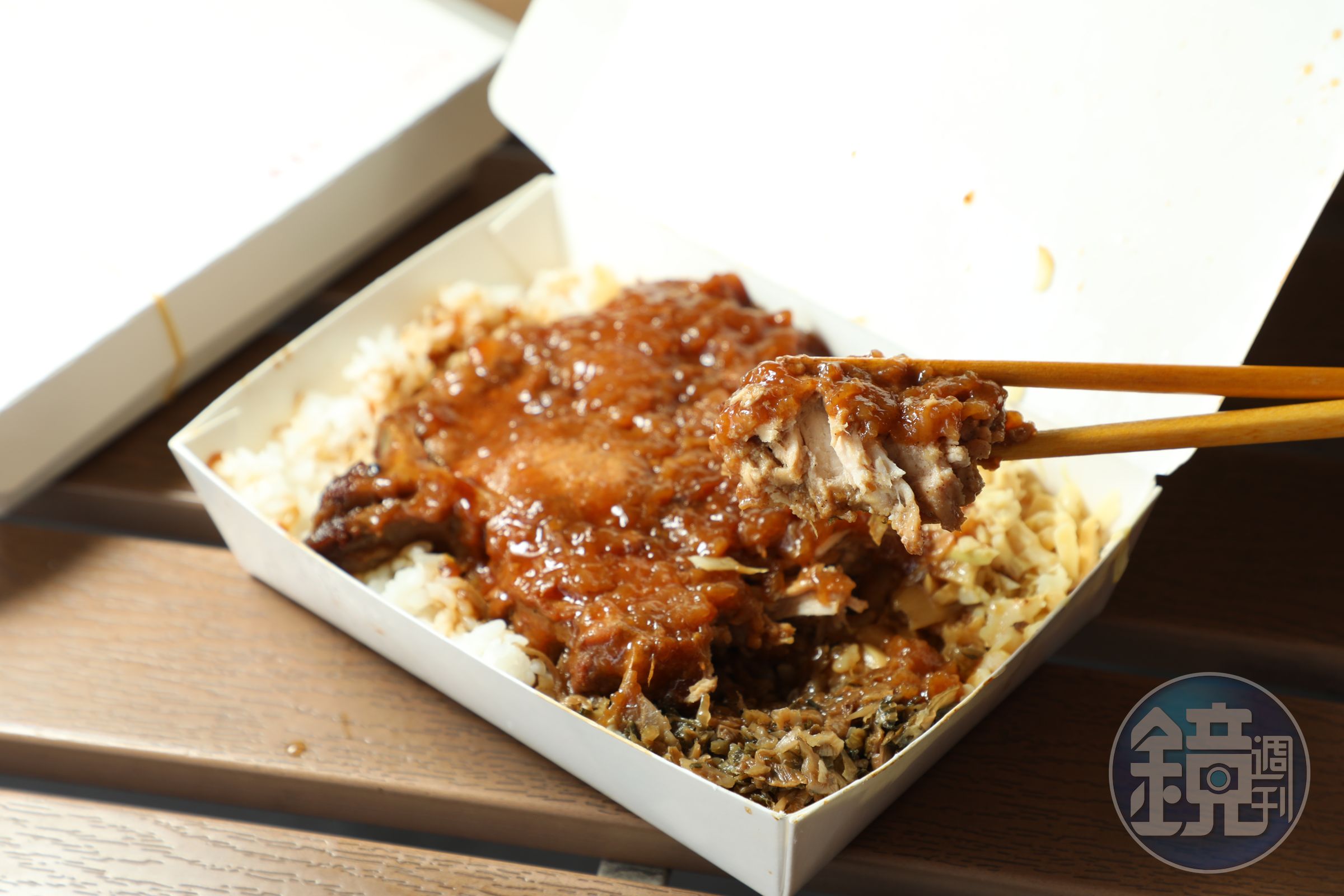 「排骨飯」肉排厚實、大塊,滷到一夾就散,甜甜鹹鹹很下飯。(140元/份)