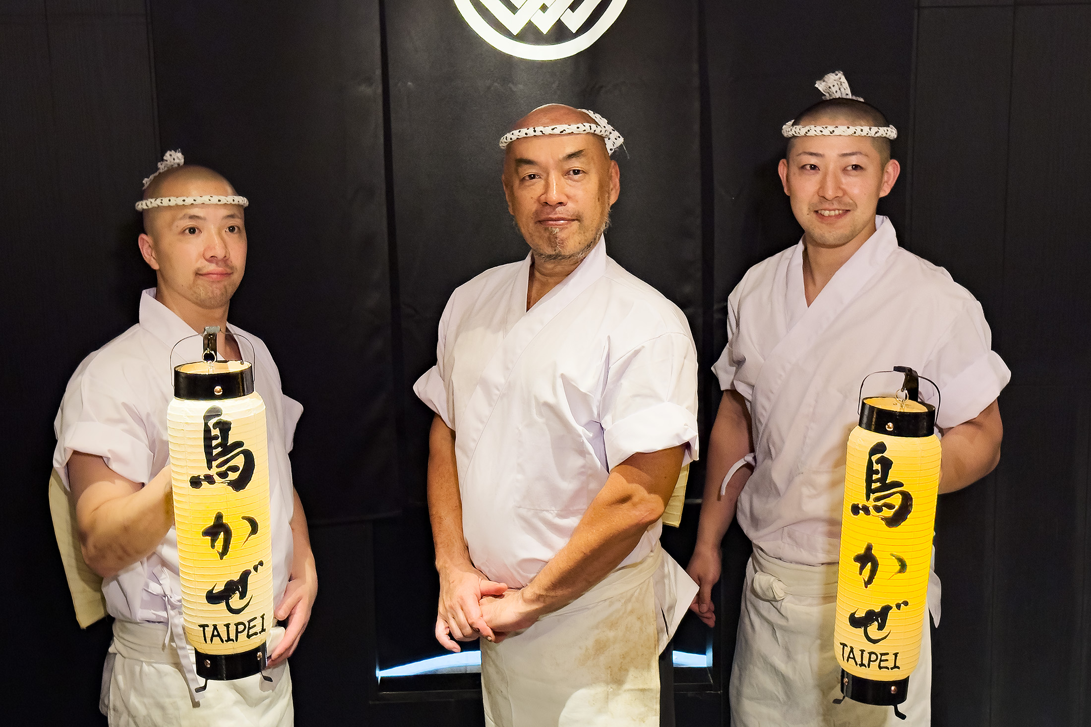 整個餐期結束後，主廚還會拿著燈籠跟每位客人合影，讓整個用餐體驗充滿儀式感。