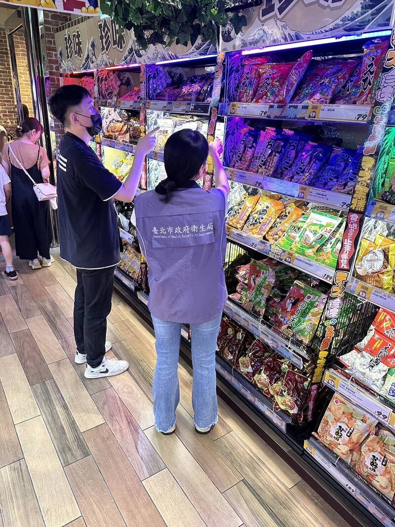衛生局派員前往稽查,業者已加強貨架病媒防治等措施。(台北市衛生局提供)