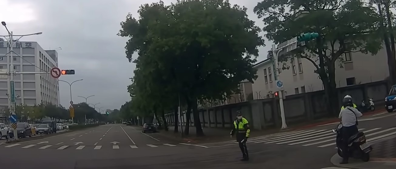 騎士不滿總統車隊路口交管時間過長，伸手比中指抗議。（翻攝自WoWtchout - 地圖型行車影像分享平台 YT頻道）
