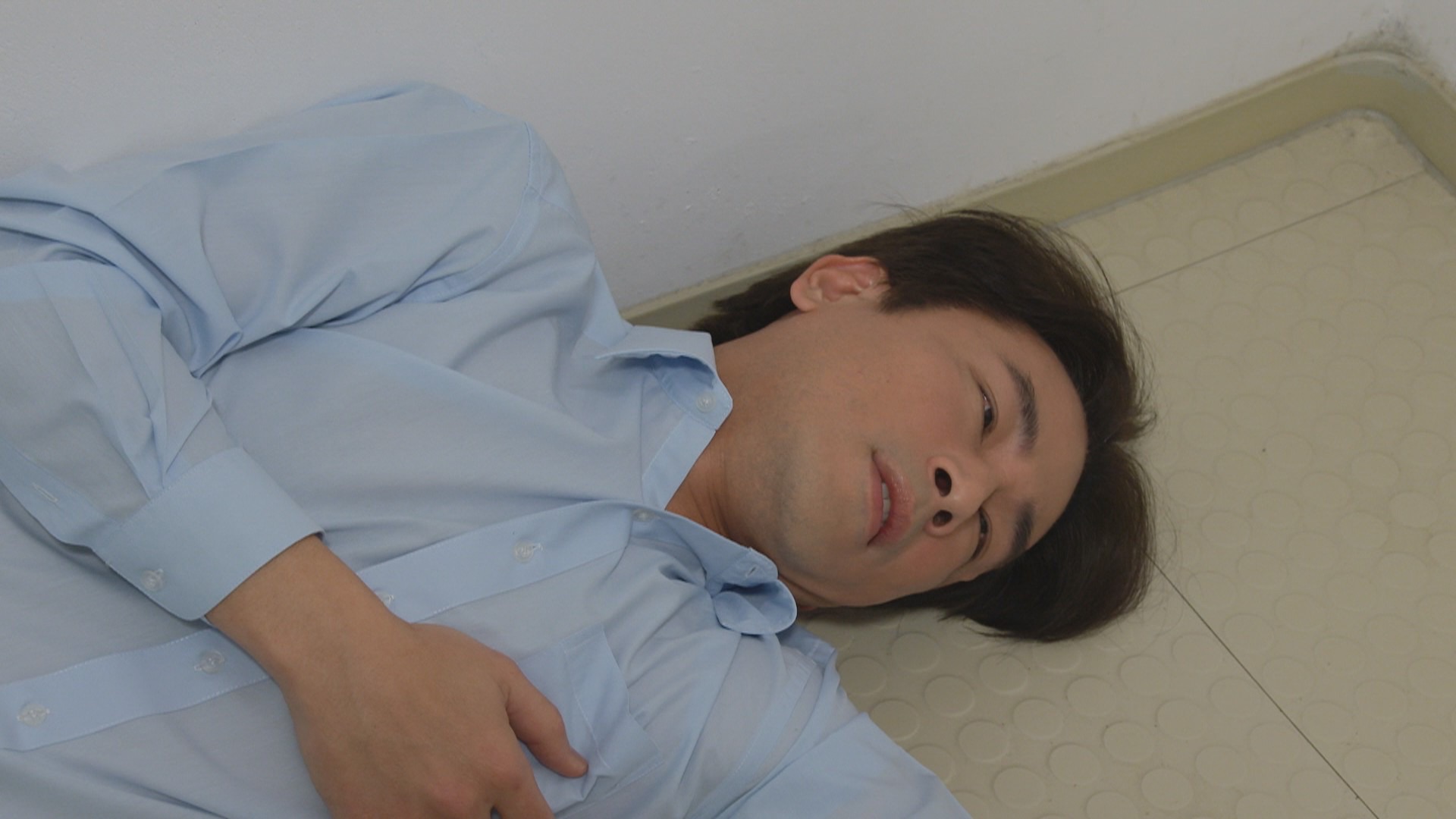 為求畫面真實，傅子純《好運來》摔樓梯戲受傷。（民視提供）